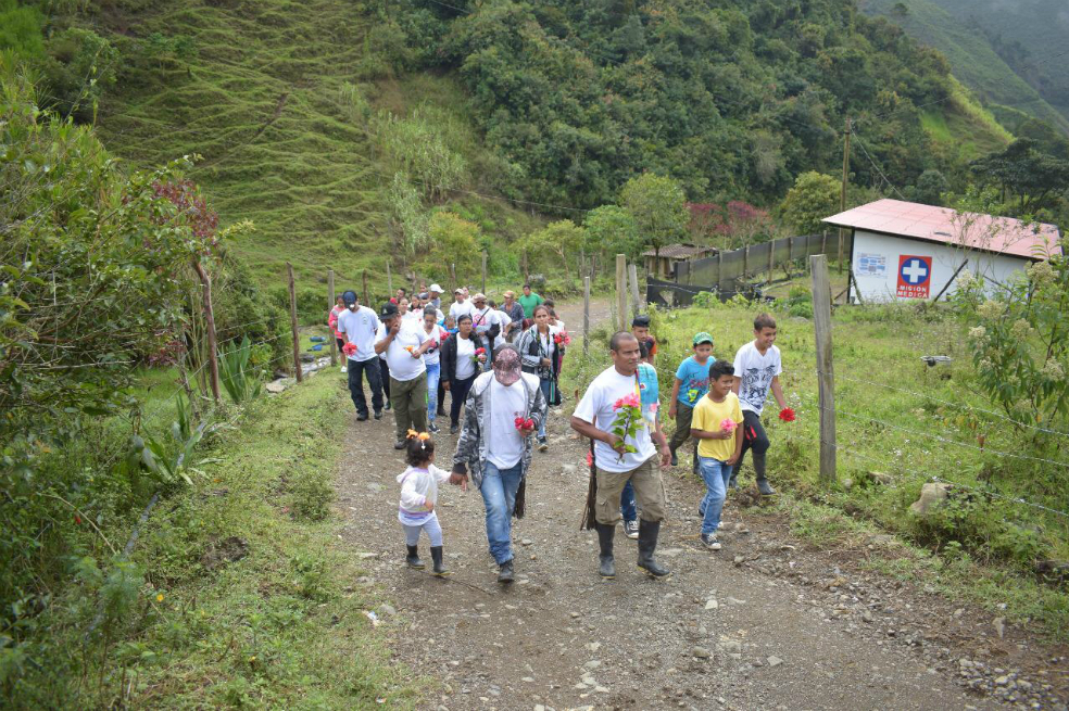 Los campesinos de ambas veredas marcharon por caminos montañosos, portando camisetas blancas y flores en sus manos. A diferencia de las movilizaciones sociales que se adelantan en algunas ciudades del país,la de ellos fue silenciosa, con el dolor que ocasiona el olvido estatal y la indiferencia ciudadana, pero dispuestos a denunciar que los están matando sin que el Gobierno Nacional haga lo suficiente por ellos.