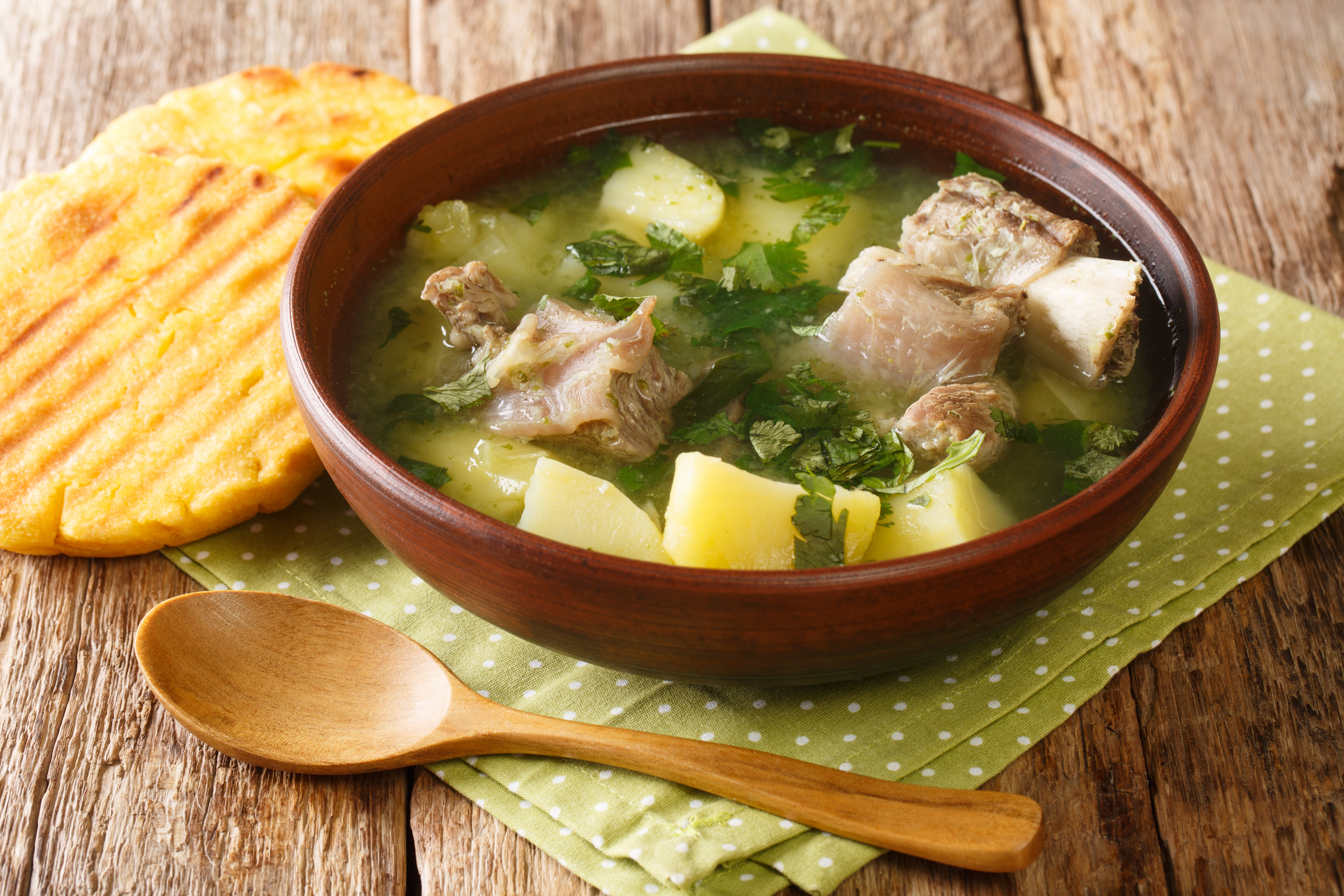 Caldo de costilla con papas y verduras: receta tradicional y deliciosa