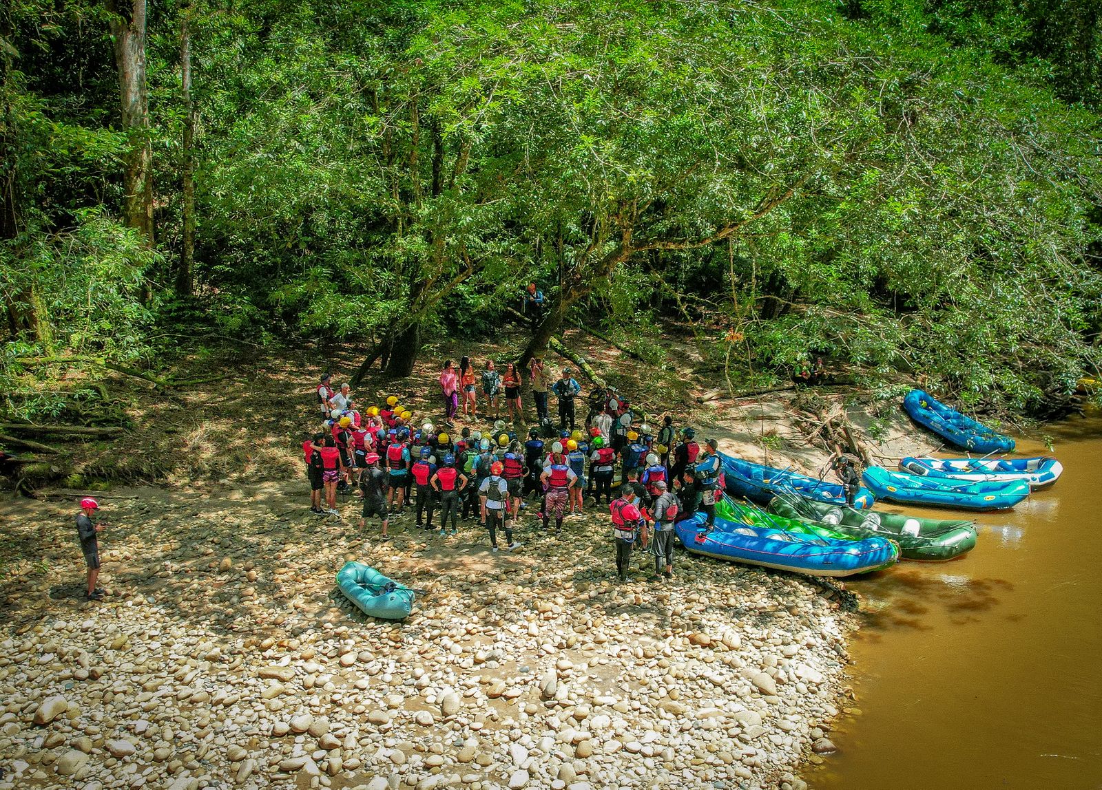 Las experiencias que ofrece Caguán Expeditions hacen parte de un proyecto de paz que nació en 2017, tras la firma del Acuerdo, como una apuesta concreta por transformar el territorio a través del turismo comunitario, la naturaleza y la memoria.