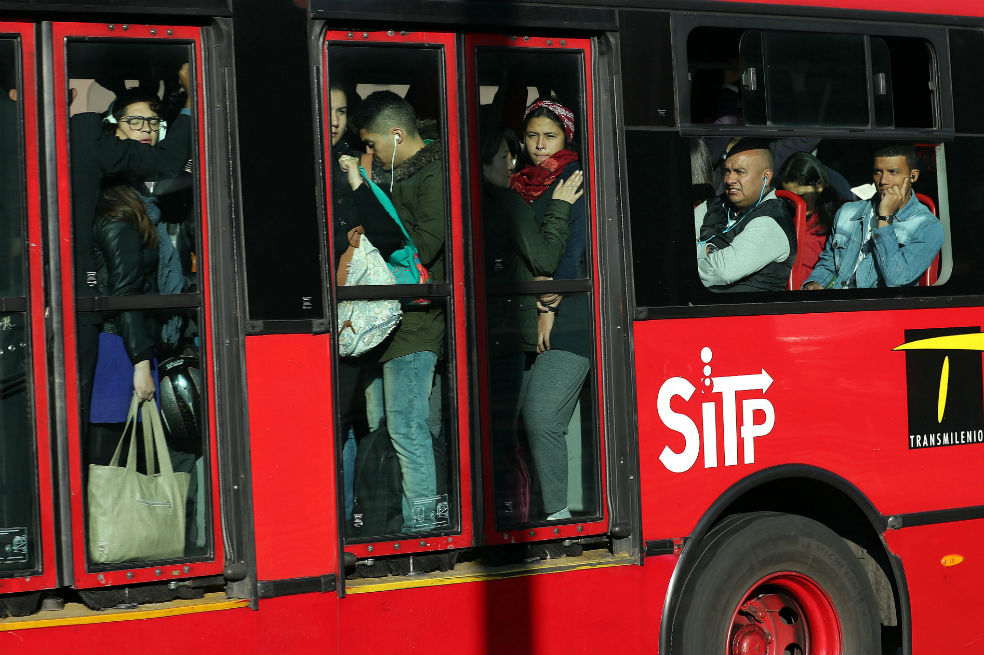 Denuncian asalto masivo a pasajeros de Transmilenio en el centro de Bogotá