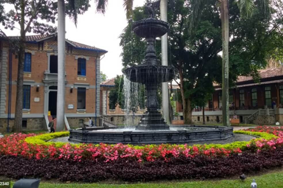Rechazo por despidos masivos a personal médico en hospital de Medellín