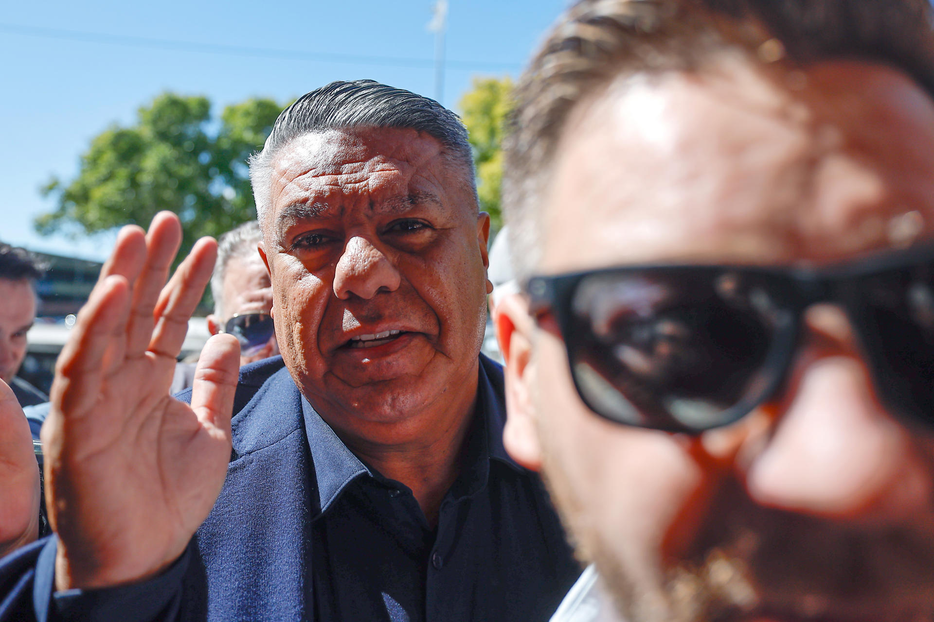 AMDEP2234. BUENOS AIRES (ARGENTINA), 30/03/2026.- Fotografía del 12 de marzo de 2026 del presidente de la Asociación de Fútbol de Argentina (AFA), Claudio 'Chiqui' Tapia, llegando a una indagatoria en Buenos Aires (Argentina). La Justicia argentina dictaminó este lunes el embargo y procesamiento de la Asociación de Fútbol Argentino (AFA) así como de su presidente, Claudio Tapia, y su tesorero, Pablo Toviggino, en una causa en la que se investiga a la organización y sus directivos por fraude fiscal. EFE/ Juan Ignacio Roncoroni
