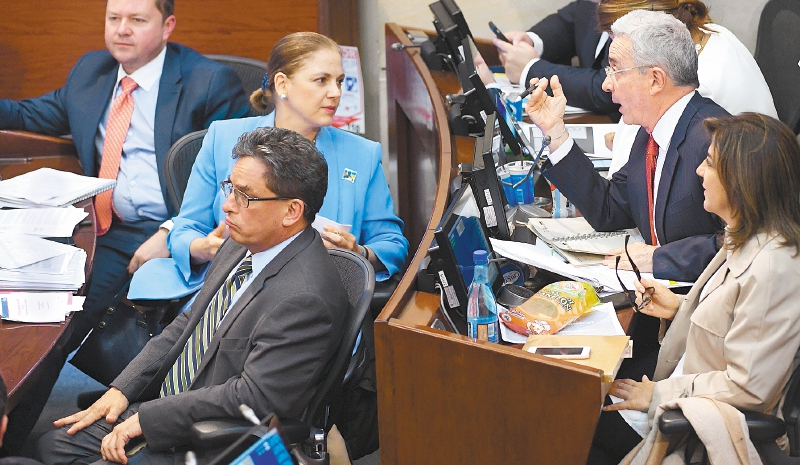 Reunión liberal para salvar a Carrasquilla de moción de censura