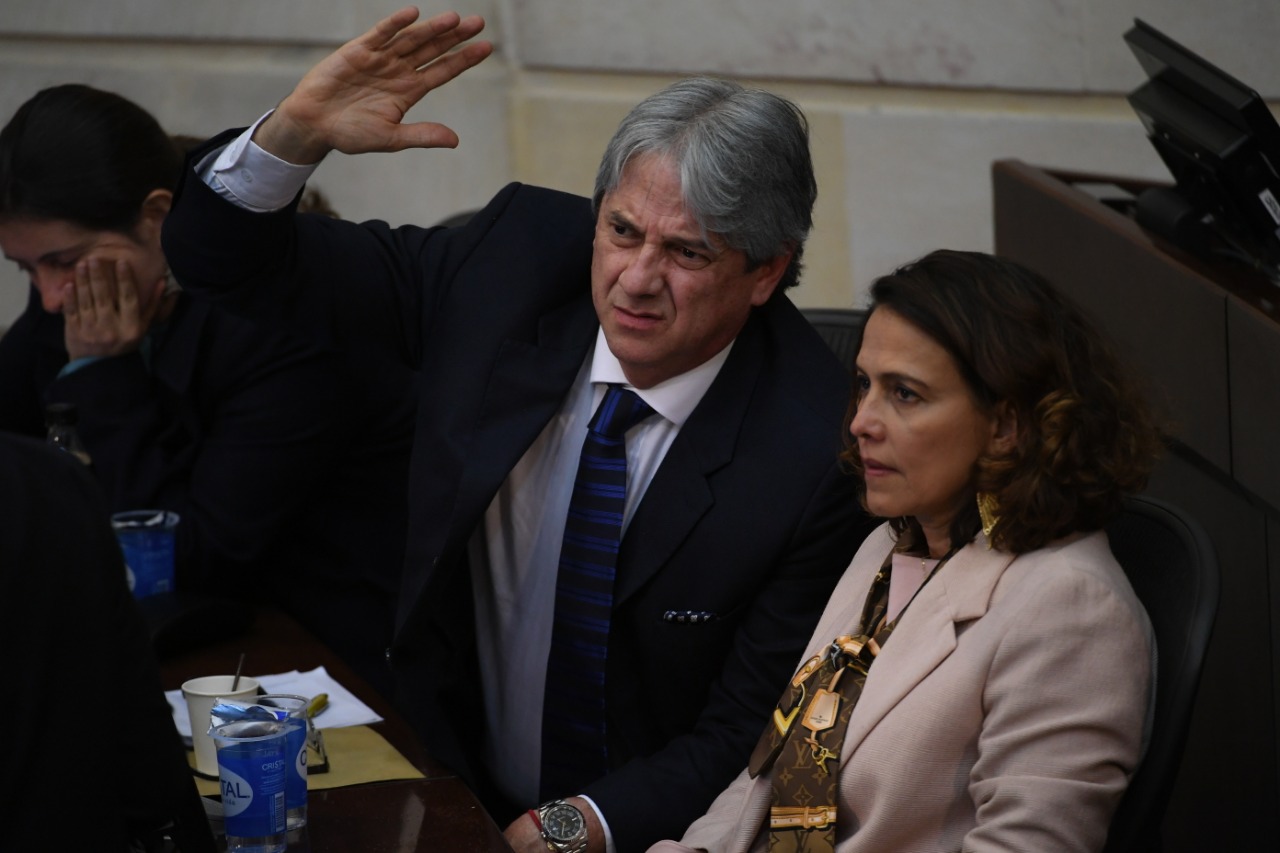 Jaime Amín, consejero presidencial para la Política, y Nancy Patricia Gutiérrez, ministra del Interior, llegaron a la sesión para defender las objeciones.Cristian Garavito - El EspectadorAsí las cosas, la única vía que se veía posible era continuar con el debate sin los recusados, pero había sectores que no estaban de acuerdo. En medio de esas tensiones, se votó un impedimento presentado por Uribe, en el que pedía que se “revocara” su situación de 2017, pues consideraba que, como no se iba a discutir la estatutaria completa, ya no se configuraba una inhabilidad para votar. Con 53 votos a favor y 14 en contra, el impedimento de Uribe fue negado, sin embargo, a raíz de la recusación de Barreras, el expresidente no podría votar. Lo mismo ocurrió con el impedimento del senador Mejía, que le fue negado en esta nueva ocasión, luego de pedir la reapertura de la votación.