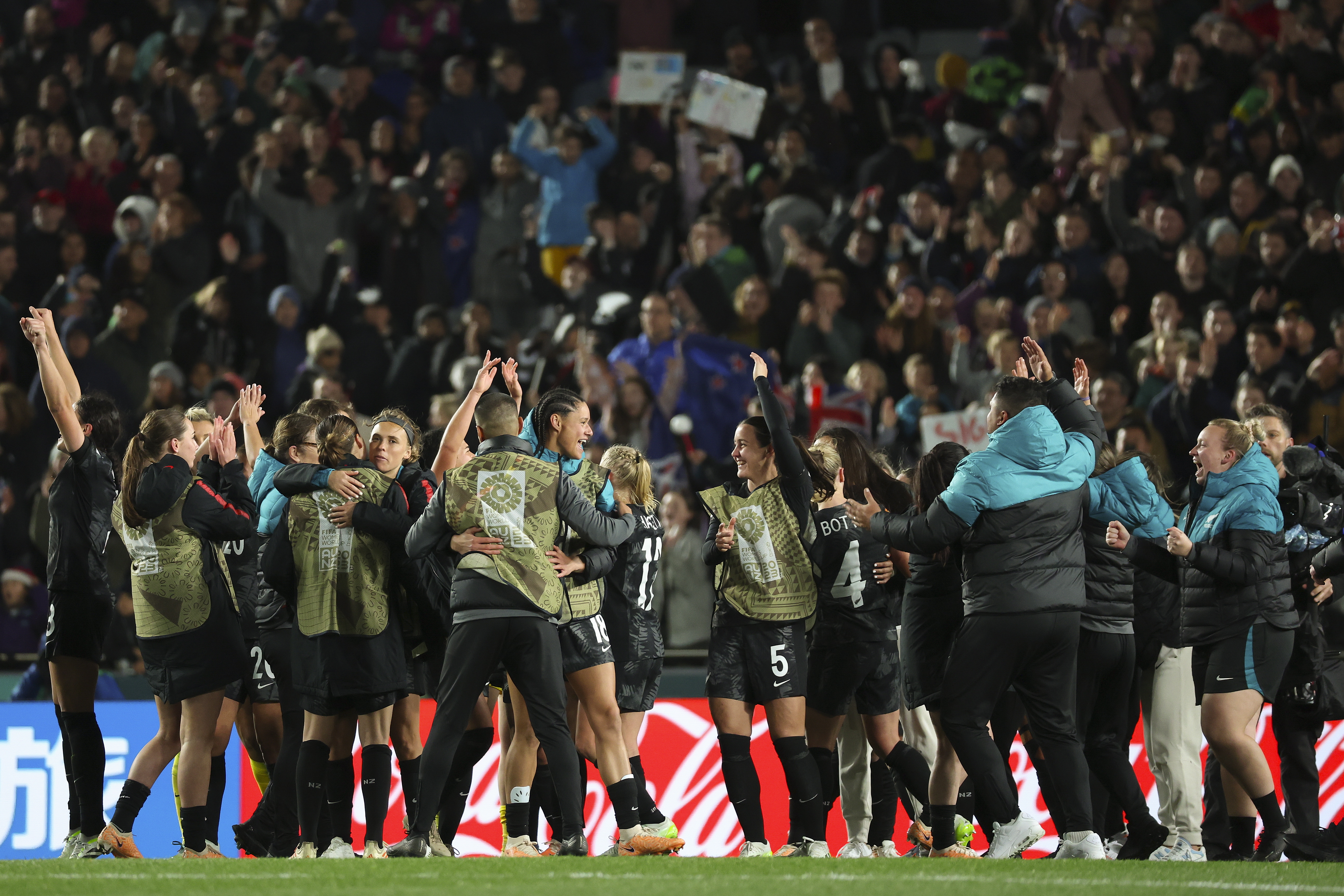 Auckland (New Zealand), 20/07/2023.- New Zealand's players celebrate after winning the FIFA Women's World Cup group A soccer match between New Zealand and Norway, in Auckland, New Zealand, 20 July 2023. (Mundial de Fútbol, Nueva Zelanda, Noruega) EFE/EPA/HOW HWEE YOUNG