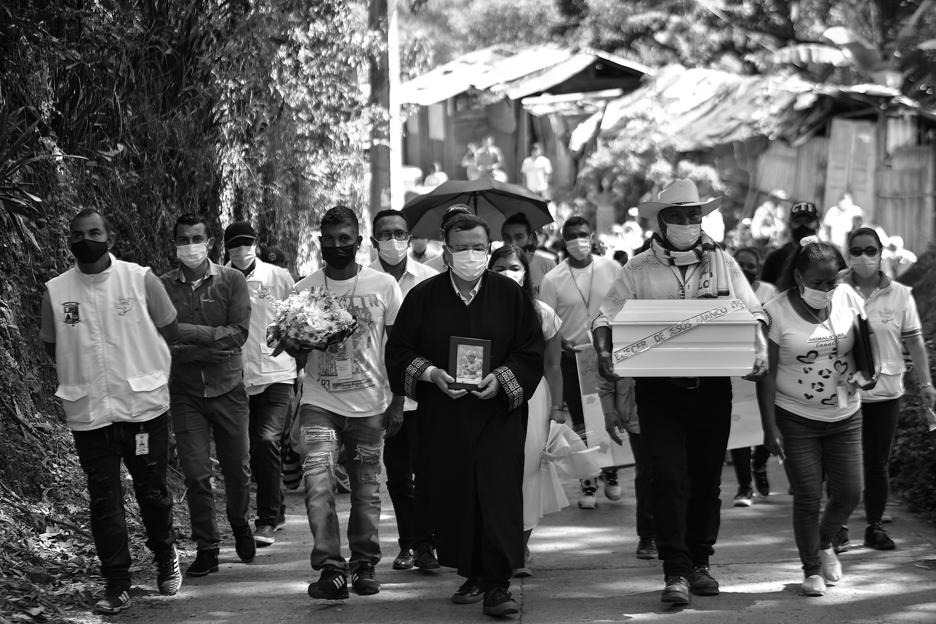 Durante la procesión, el magistrado Alejandro Ramelli, presidente de la Sección de Ausencia de Reconocimiento de la JEP, acompañó a las víctimas en la despedida a sus seres queridos, de quienes no sabían su paradero hacía décadas.