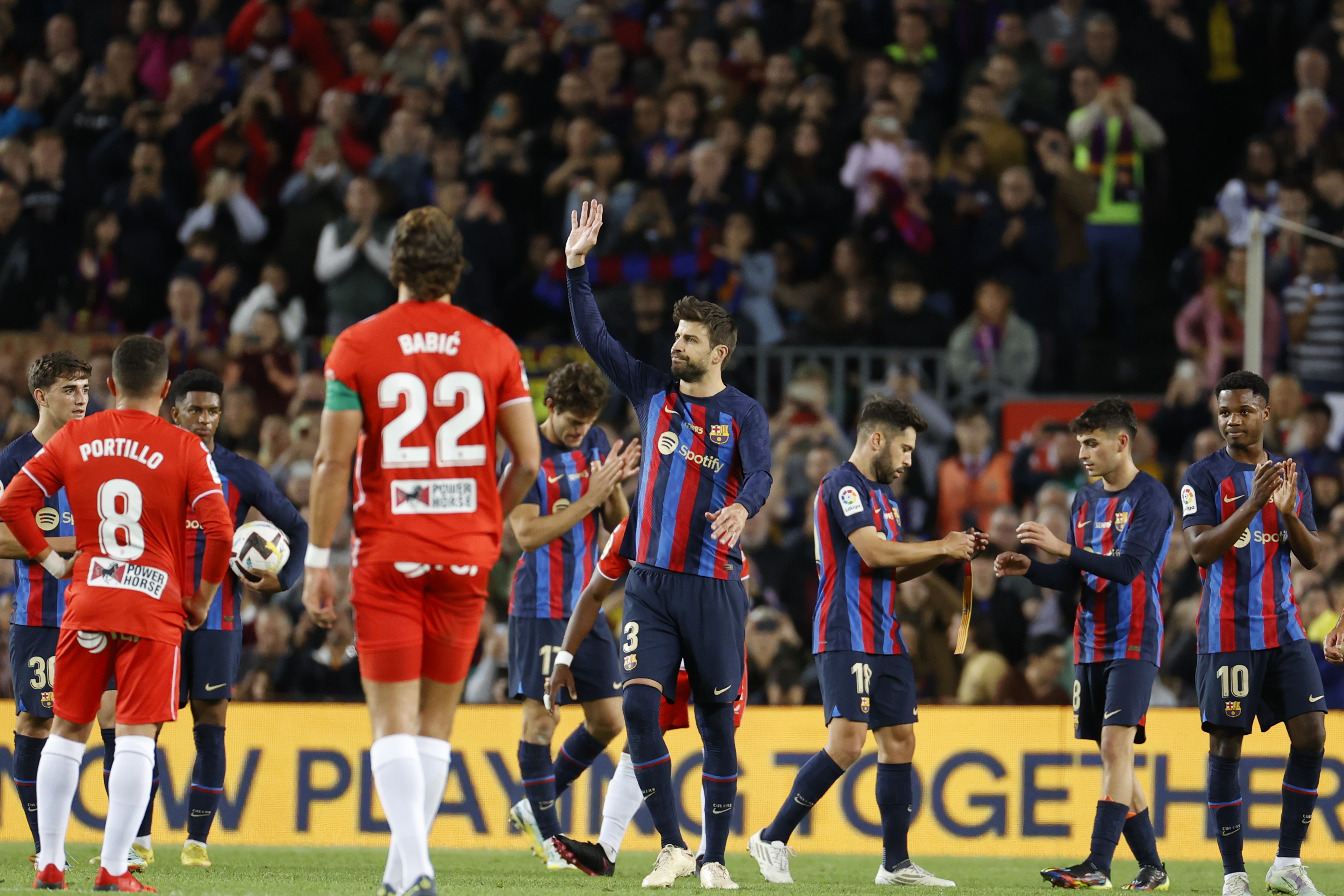 BARCELONA, 05/11/2022.- El defensa del Barcelona Gerad Piqué (c) abandona el terreno de juego, durante el encuentro de la decimotercera jornada de LaLiga entre el FC Barcelona y el UD Almería que disputan este sábado en el Camp Nou, en Barcelona. EFE/Toni Albir