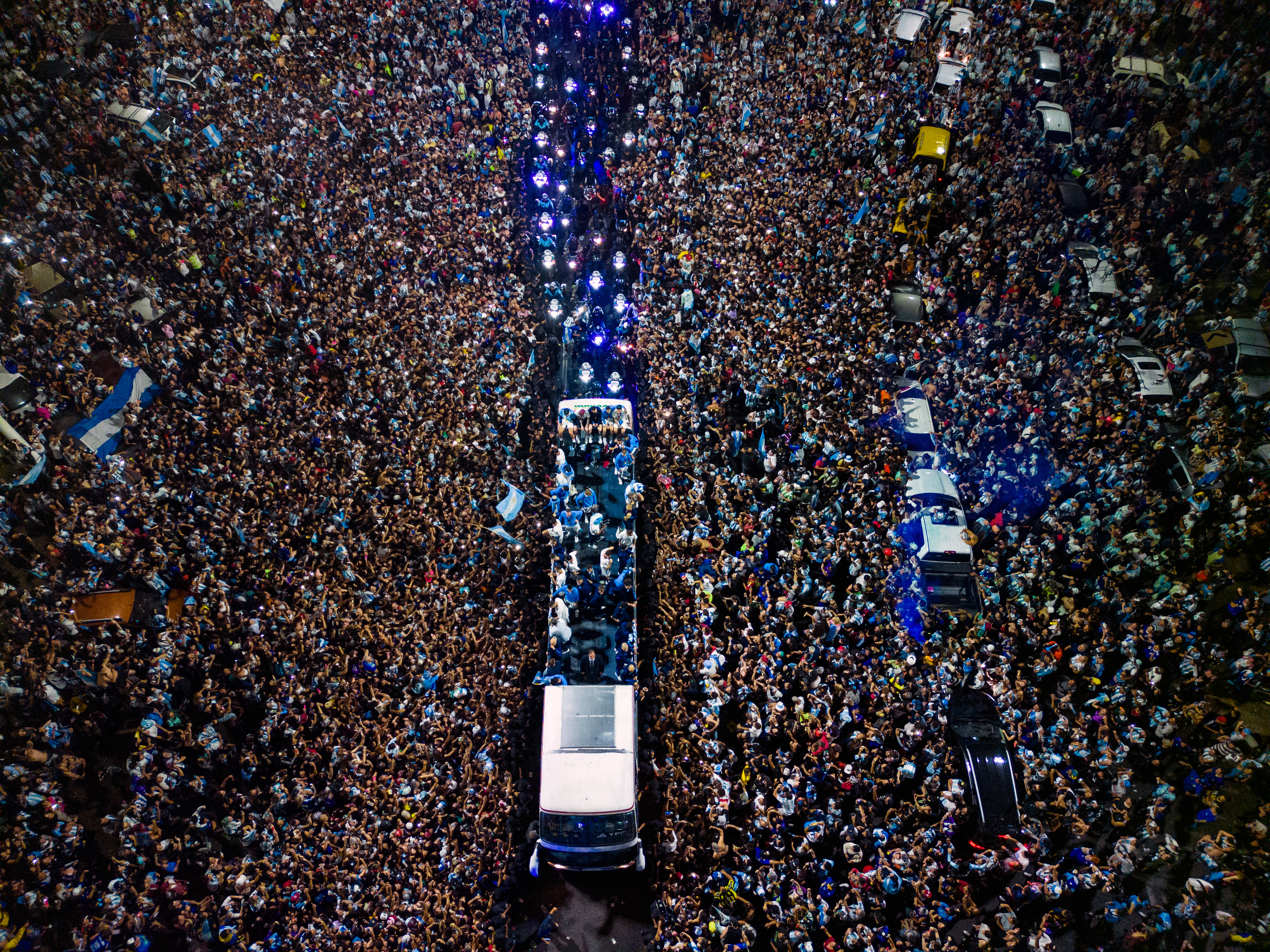 La multitudinaria bienvenida al bus que lleva a los campeones del mundo con la selección de Argentina por las calles de Buenos Aires. (Photo by Tomas CUESTA / AFP)