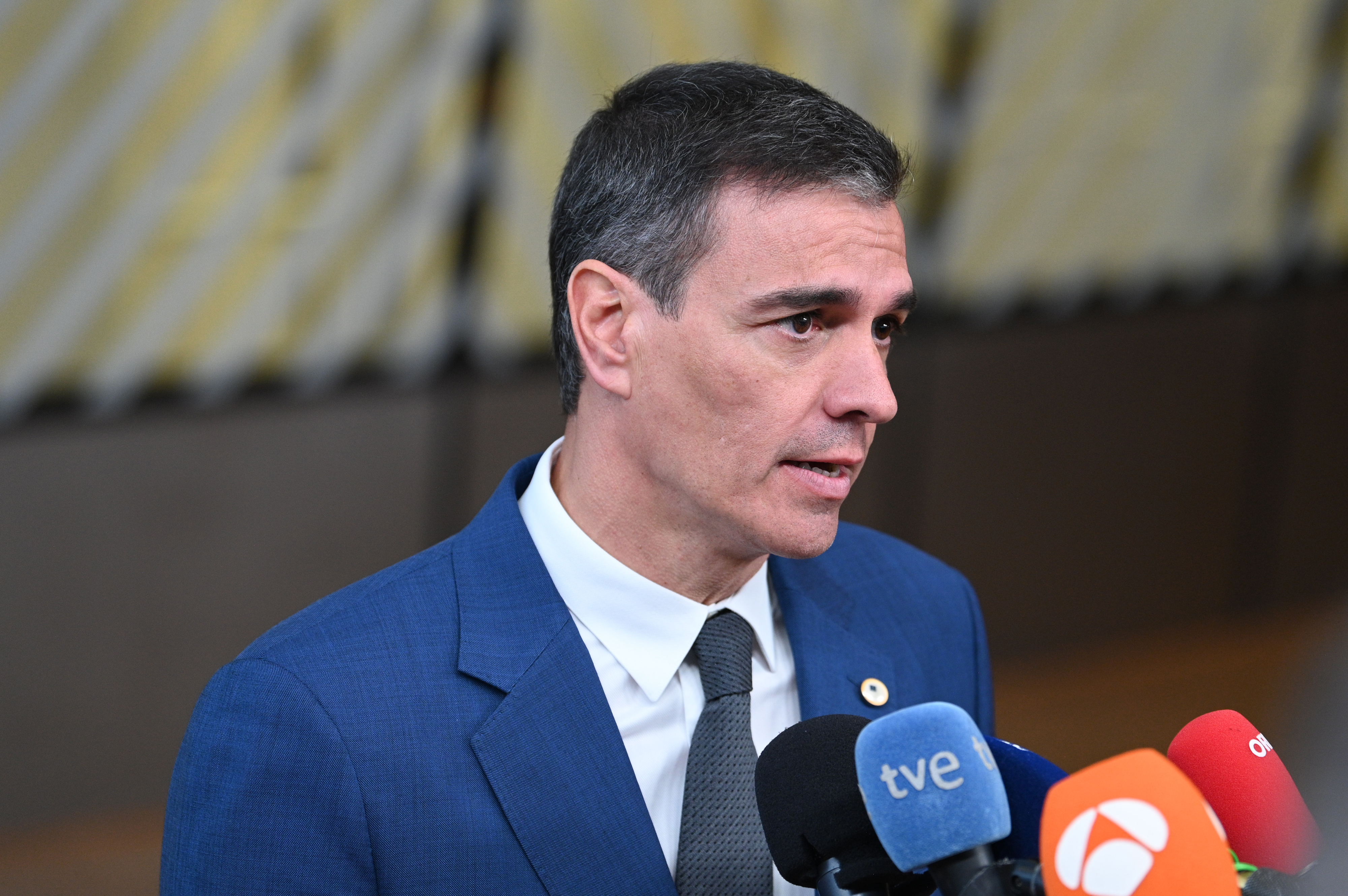 BRUSELAS, 18/04/2024.- El presidente del Gobierno, Pedro Sánchez, se dirige a ofrecer una rueda de prensa antes de participar ayer miércoles en la cena de trabajo del Consejo Europeo. EFE/Moncloa/Borja Puig de la Bellacasa  *****SOLO USO EDITORIAL/SOLO DISPONIBLE PARA ILUSTRAR LA NOTICIA QUE ACOMPAÑA (CRÉDITO OBLIGATORIO) *****
