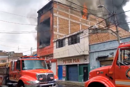Incendio consumió torre de cuatro pisos en el centro de Cali