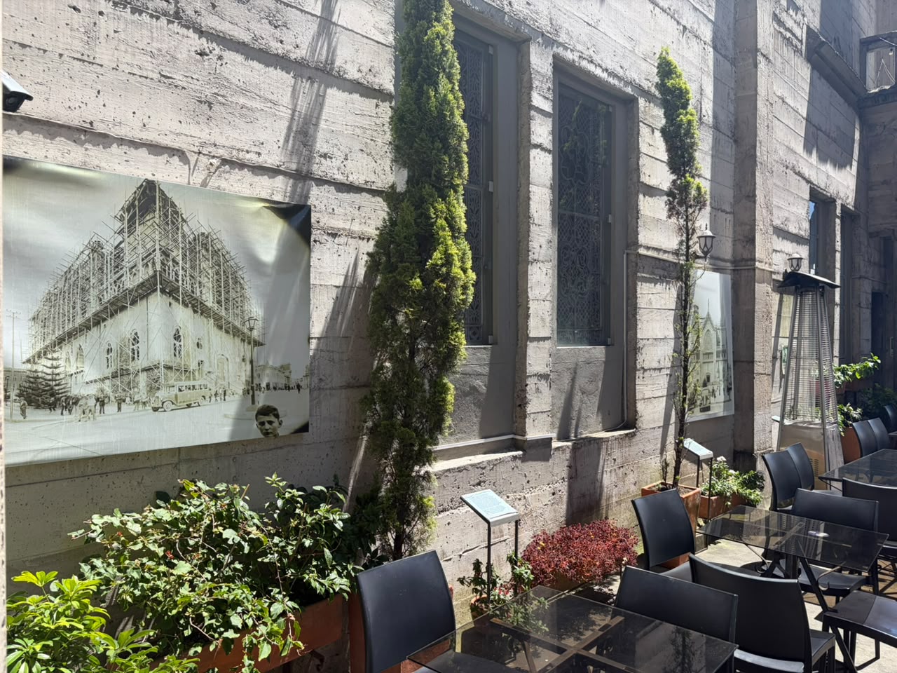 El café Tazzioli, situado en la torre nororiental de la Catedral de Manizales, combina la majestuosidad de la arquitectura gótica con los sabores locales.