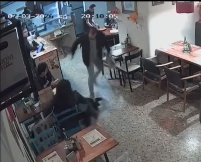 Sujeto quedó grabado pisando a una perrita en panadería de Chapinero, sería profesor