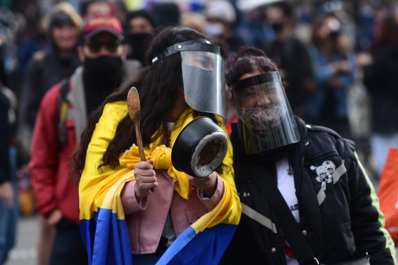 Sin embargo, otro grupo de manifestantes pidió a los que estaban lanzando piedras que cesaran las agresiones para que no se perdiera el mensaje de paz de la movilización.