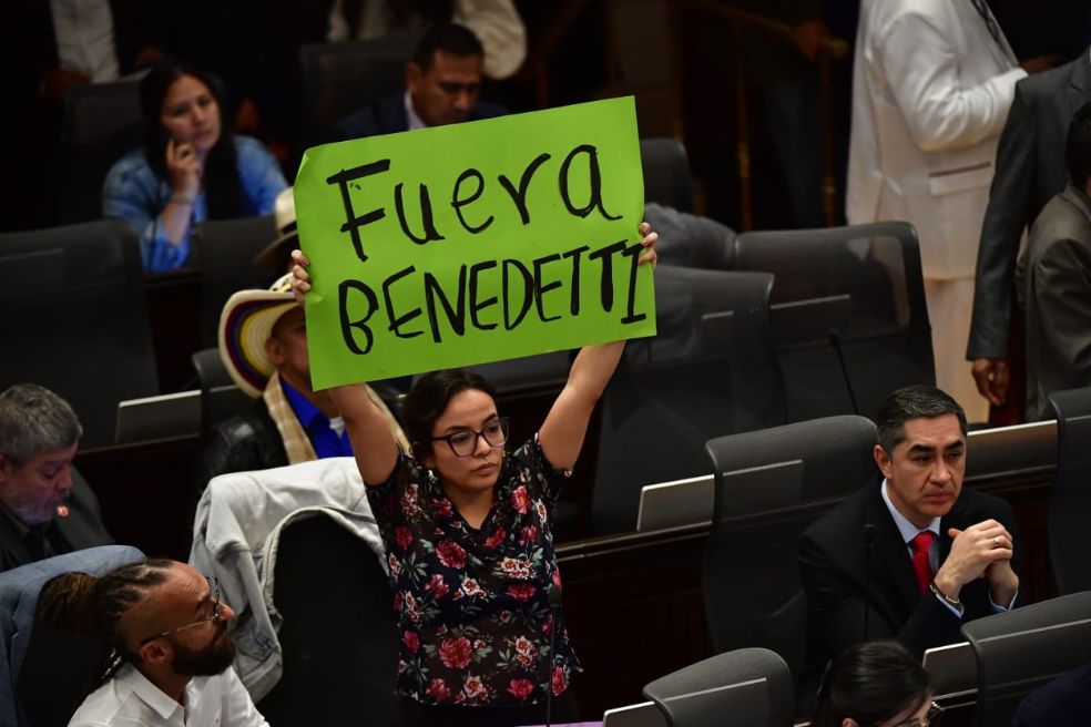 Jennifer Pedraza, representante de Dignidad, sostuvo un cartel en protesta de la presencia de Armando Benedetti
