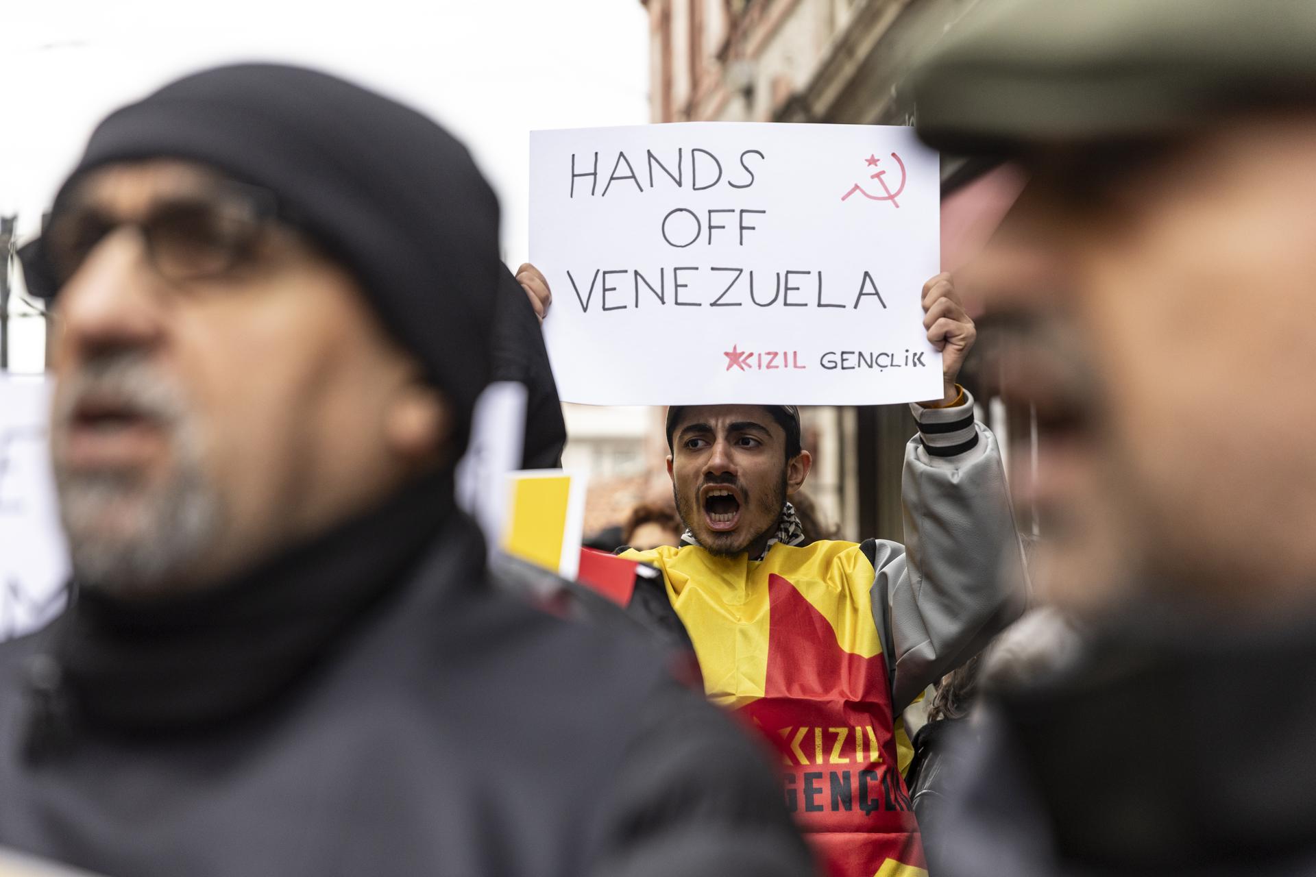 ISTANBUL (Turkey), 04/01/2026.- Protesters hold placards and shout slogans during a protest against US operations in Venezuela in Istanbul, Turkey, 04 January 2026. US President Donald Trump announced that US forces have successfully captured Venezuelan President Nicolas Maduro and his wife during a series of large-scale strikes on Caracas on 03 January 2026. (Protestas, Turquía, Estanbul) EFE/EPA/ERDEM SAHIN