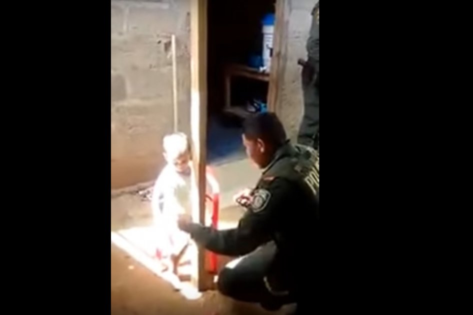 Madre castigó a su hijo de tres años amarrándolo a un poste en Córdoba