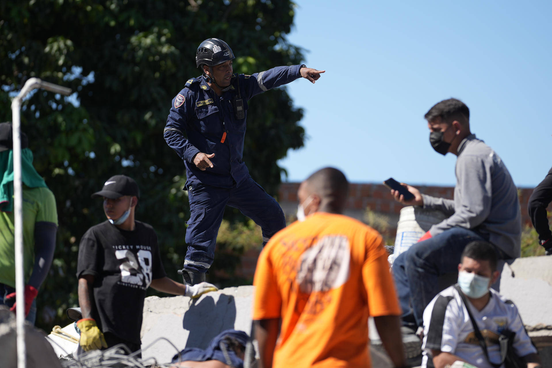AME7690. CALI (COLOMBIA), 10/08/2026.- Personas trabajan en labores de rescate en una edificación colapsada por el terremoto de magnitud 7,4 que sacudió al país este lunes, en Cali (Colombia). EFE/ Ernesto Guzmán Jr

