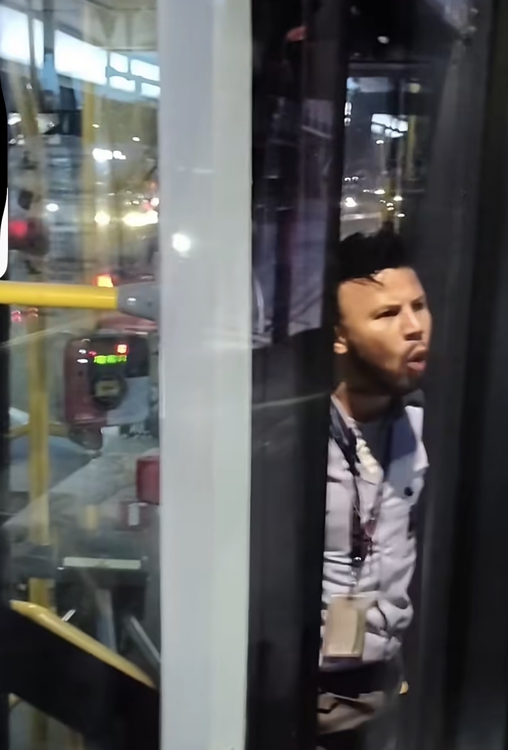 Conductor del Transmilenio quedó grabado insultando a un colega en plena vía y con pasajeros