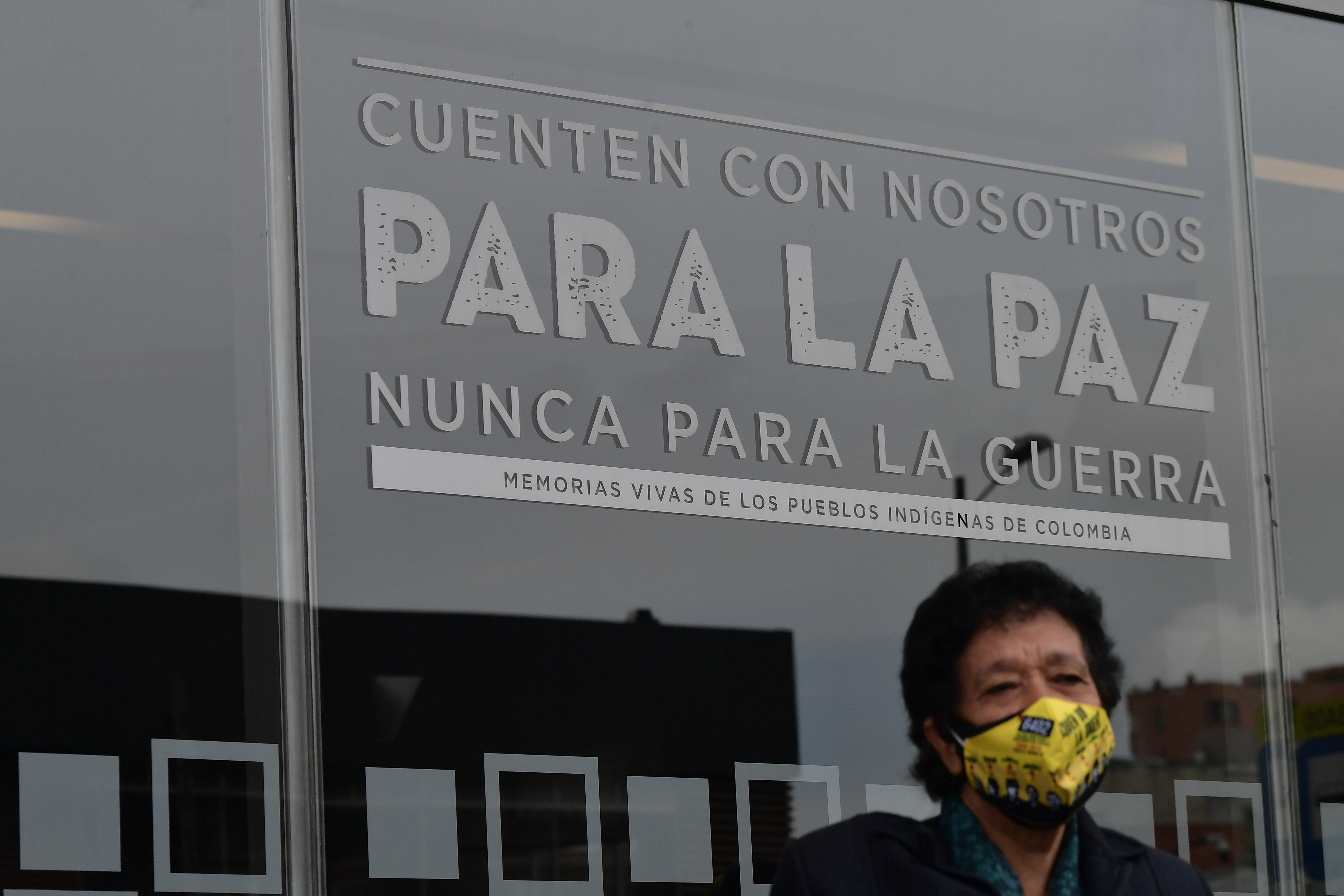 Plantón de las madres de Soacha frente a la JEP para para rendir memoria por las 6.402 ejecuciones extrajudiciales cometidas durante el período de Álvaro Uribe Vélez como presidente de Colombia