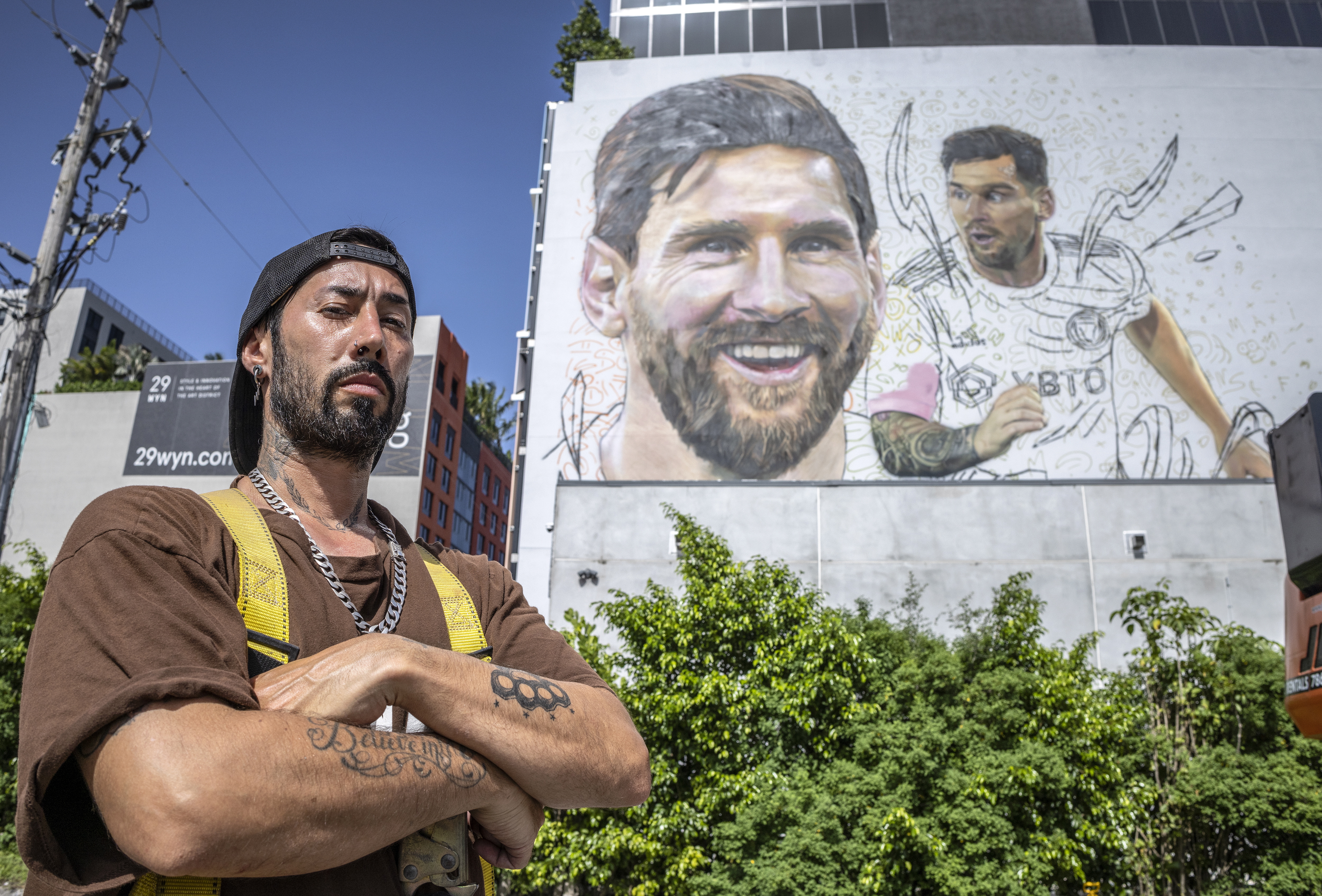 Wynwood (United States), 10/07/2023.- Argentine artist Maximiliano Bagnasco poses in front of a mural of compatriot soccer player Lionel Messi that he paints on a seven-story high wall in Wynwood, Florida, USA, 10 July 2023. Messi, who last year lifted the World Cup with Argentina, is believed to be signing a two-and-a-half-year contract with Inter Miami CF. (Mundial de Fútbol, Estados Unidos) EFE/EPA/CRISTOBAL HERRERA-ULASHKEVICH