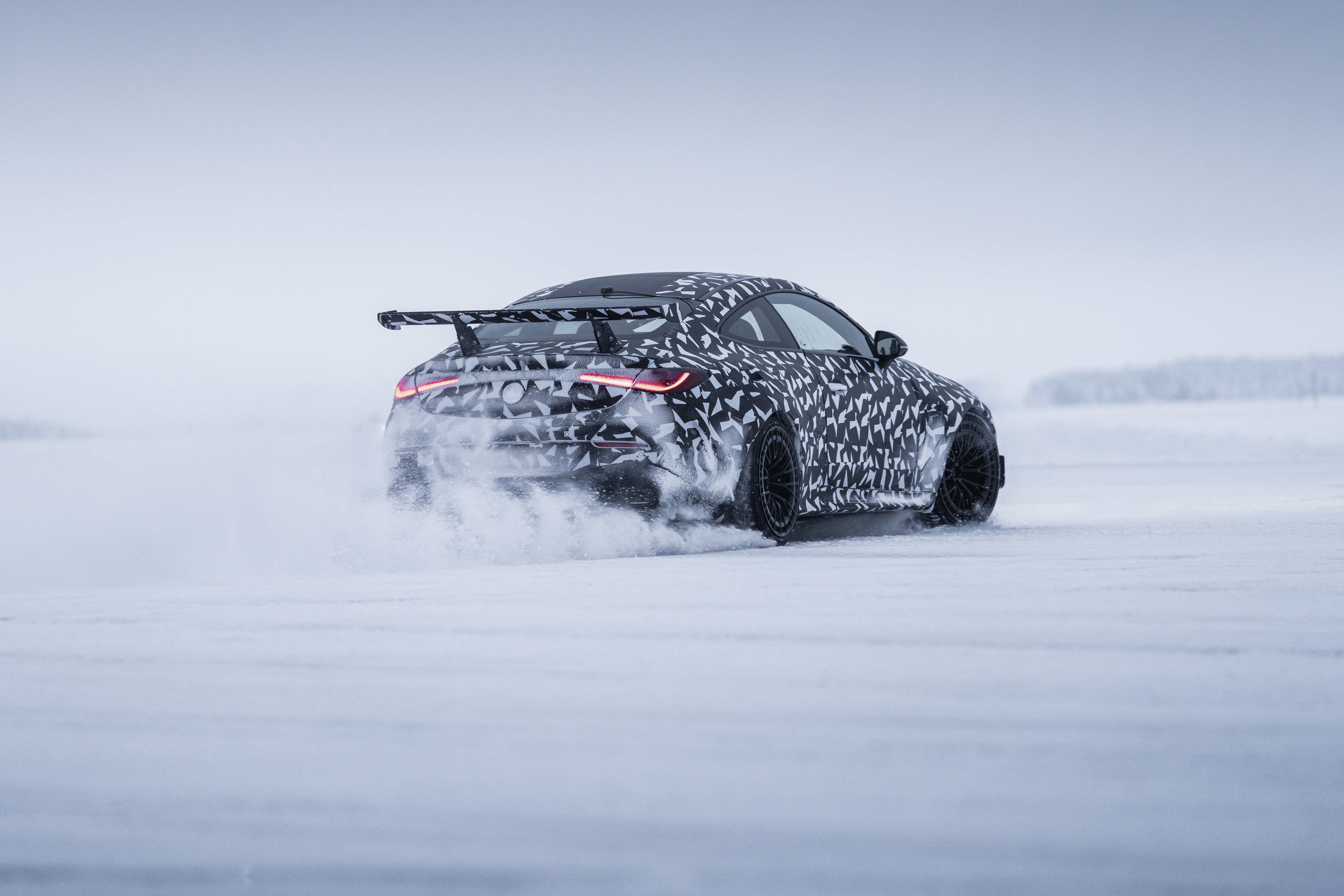Mercedes-AMG prepara un nuevo carro deportivo basado en el CLE y ya lo prueba sobre la nieve