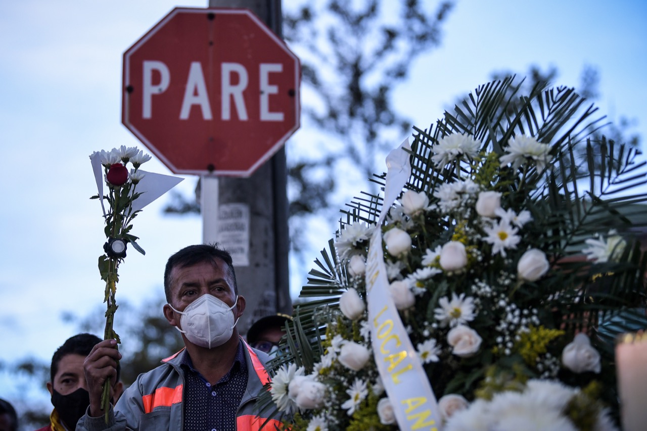 Según la Policía, un hombre fue capturado, y por el otro se ofrece una recompensa de $20 millones.