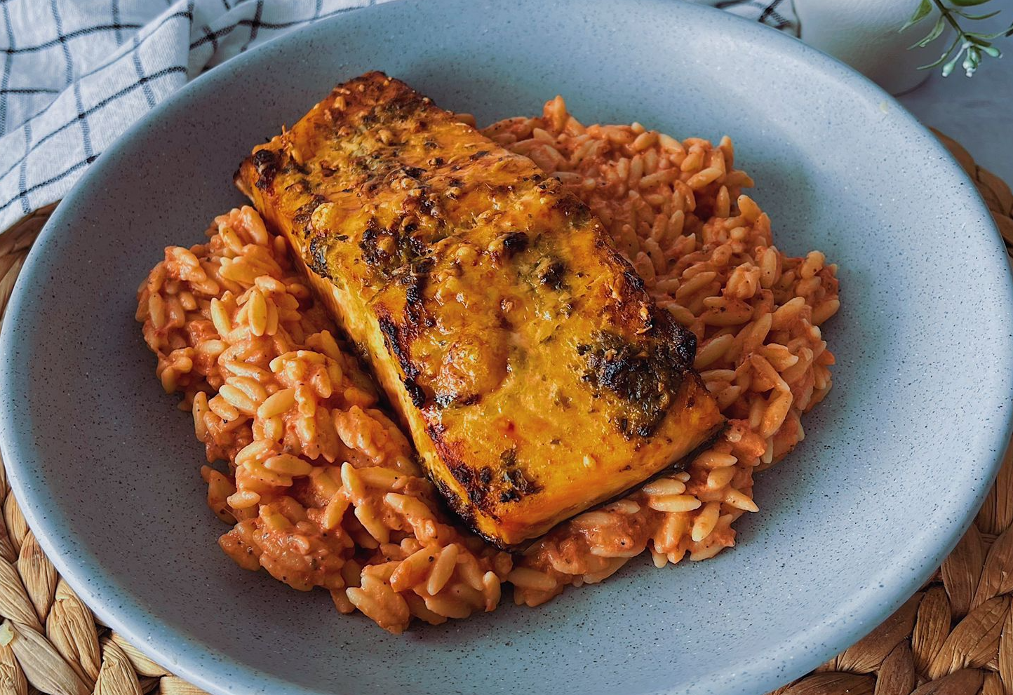 Esta es la receta para preparar un buen salmón al pesto