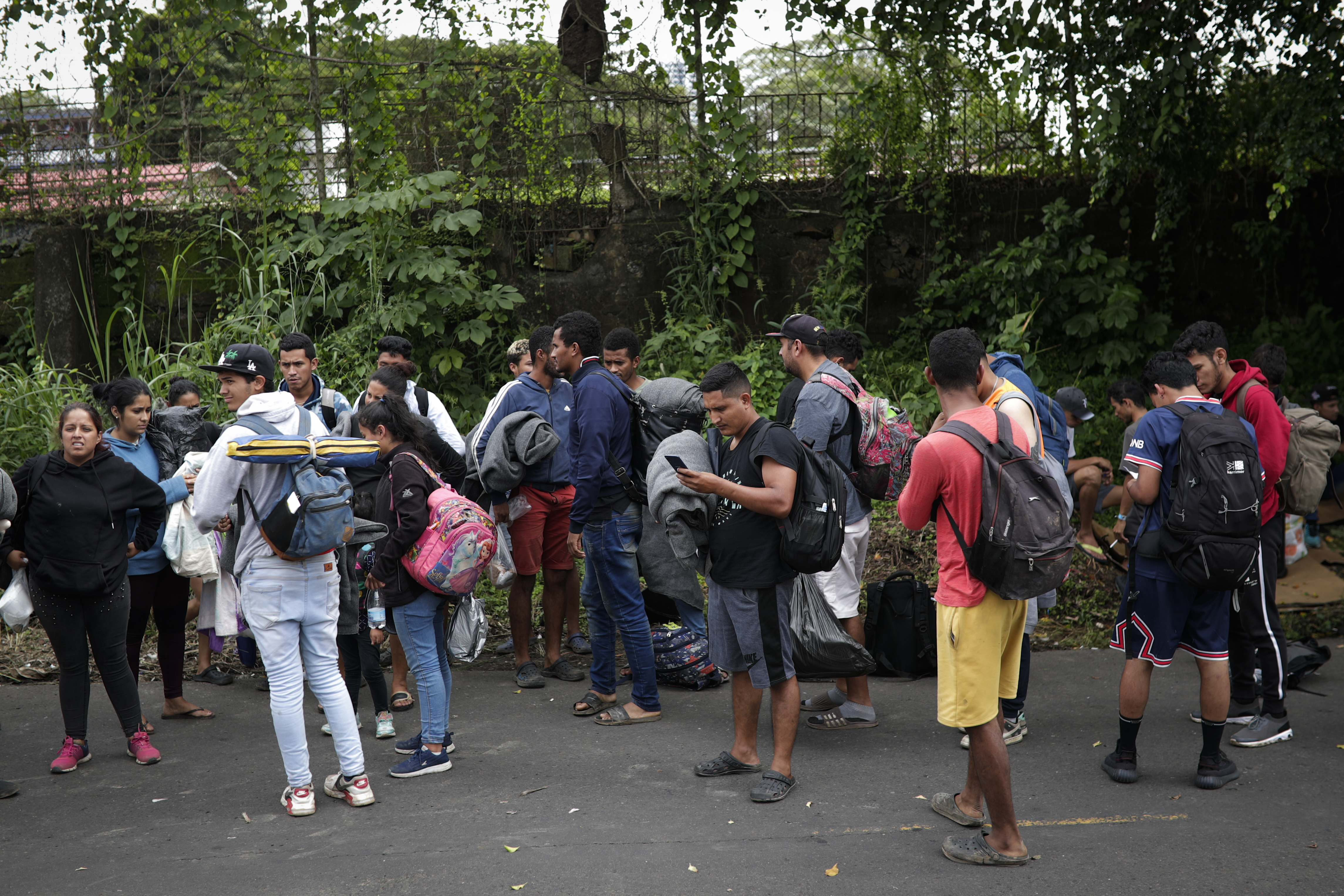 AME1902. CUIDAD DE PANAMÁ (PANAMÁ), 09/11/2022.- Migrantes de origen venezolano esperan hoy, en un refugio temporal para ser enviados a su país de origen, en Ciudad de Panamá (Panamá). Más de 4.000 migrantes irregulares venezolanos han retornado de forma voluntaria a su país desde Panamá en las últimas semanas, gracias sobre todo a donaciones de iglesias y particulares, ya que los viajeros deben costearse el boleto aéreo, afirmaron este miércoles las autoridades. EFE/ Bienvenido Velasco