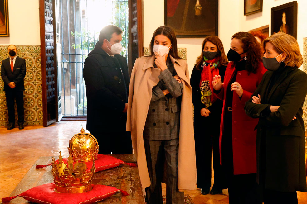 Letizia Ortiz apuesta por un look masculino y oversize en su visita al Monasterio