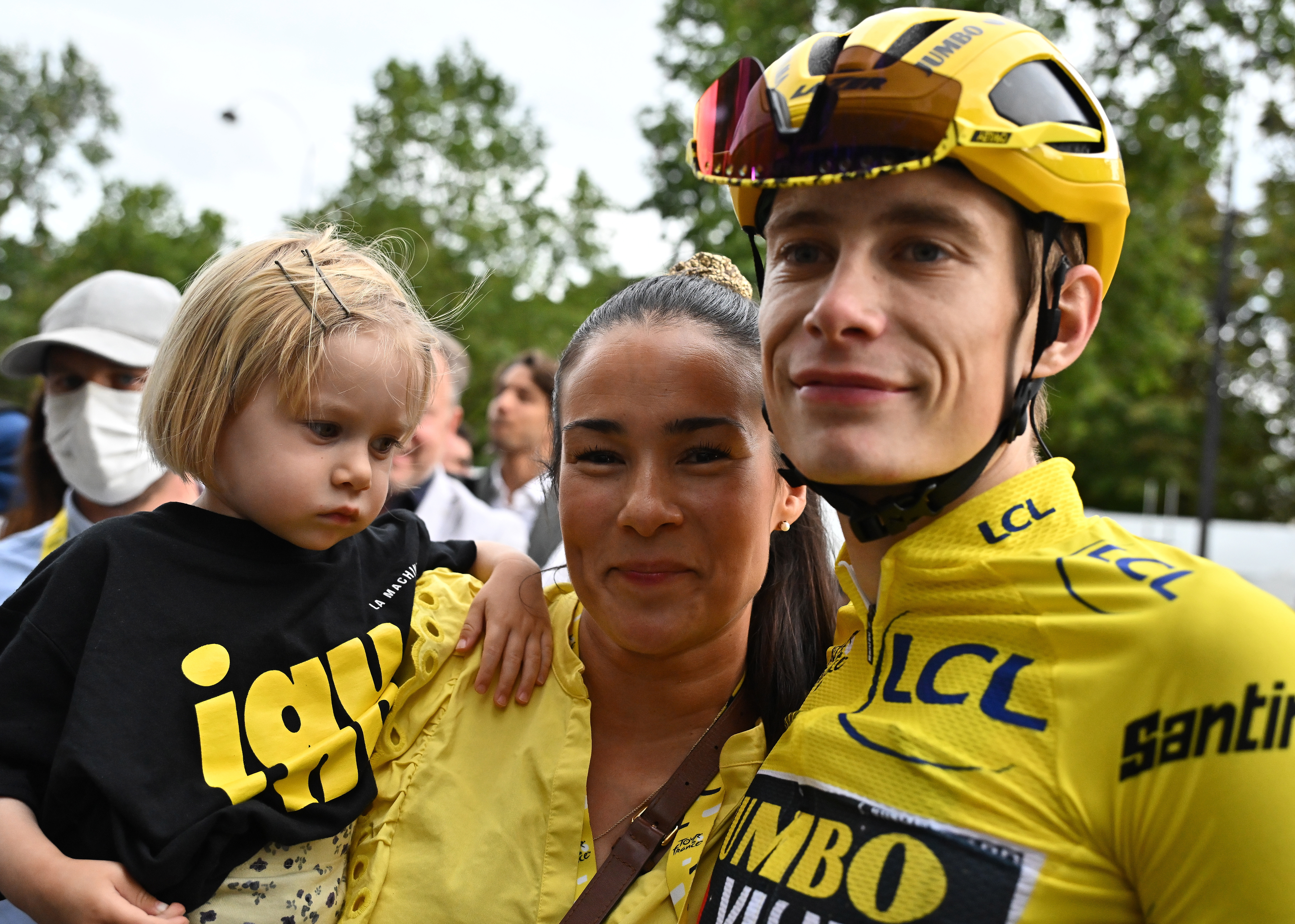 Paris (France), 23/07/2023.- Yellow jersey and Tour de France overall winner Danish rider Jonas Vingegaard of team Jumbo-Visma celebrates with his family after the 21st and final stage of the Tour de France 2023 over 115kms from Saint-Quentin-en-Yvelines to Paris Champs-Elysee, France, 23 July 2023. (Ciclismo, Francia) EFE/EPA/MARCO BERTORELLO / POOL