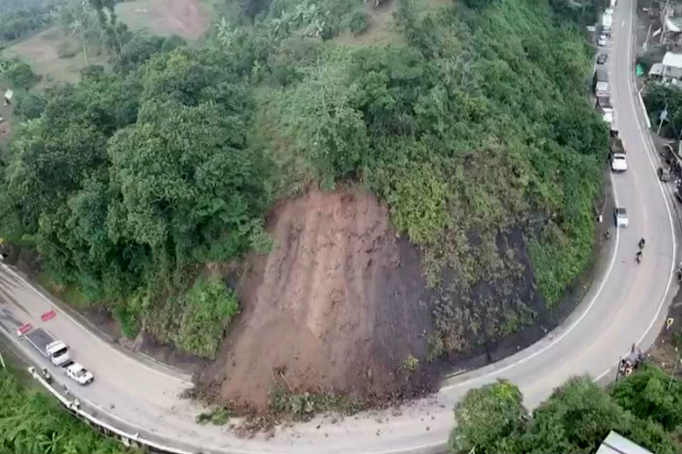 Deslizamiento de tierra provoca cierre de la vía Bogotá-La Mesa
