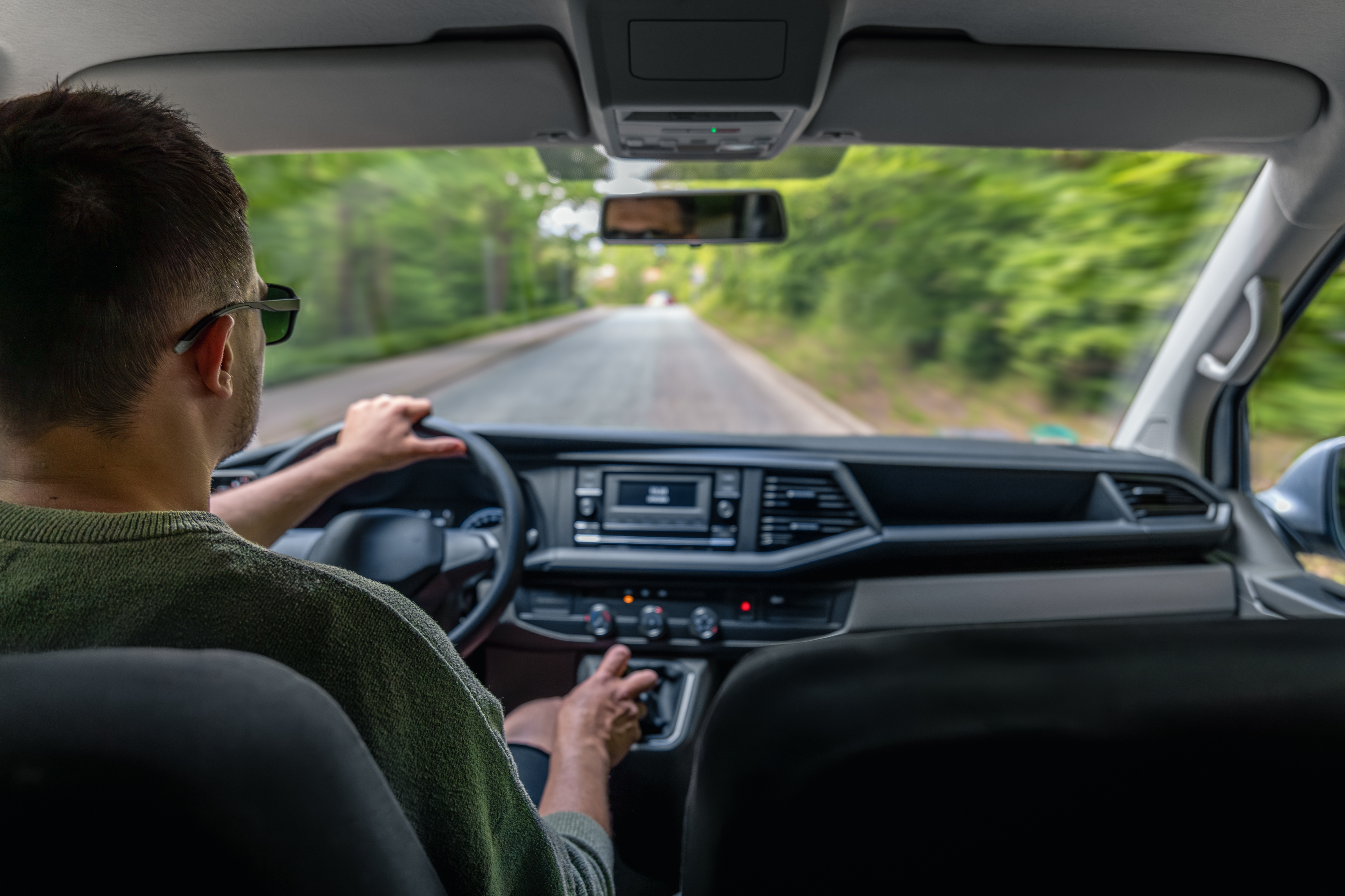 Frenar con motor en un carro automático: qué es, cuándo se recomienda y cuándo no