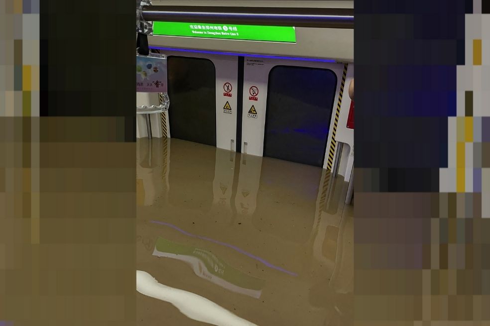 Horror en metro subterráneo en el centro de China tras impresionantes inundaciones