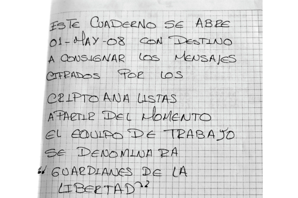En un cuaderno, los técnicos de inteligencia del Ejército consignaron los mensajes que enviaban haciéndose pasar por las radioperadoras de “César” y el “Mono Jojoy”. Así lograron engañar a la guerrilla para que les entregaran los secuestrados. 