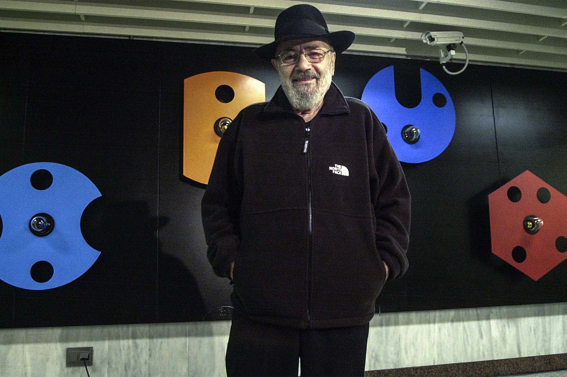 Murió Takis, el escultor de las potencias del universo