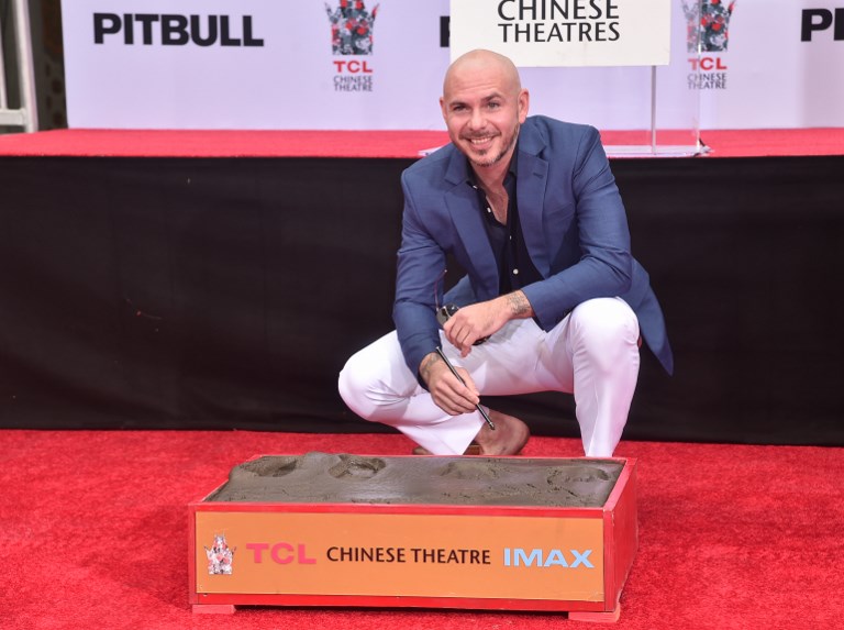 Pitbull dejó sus huellas en el cemento de Hollywood