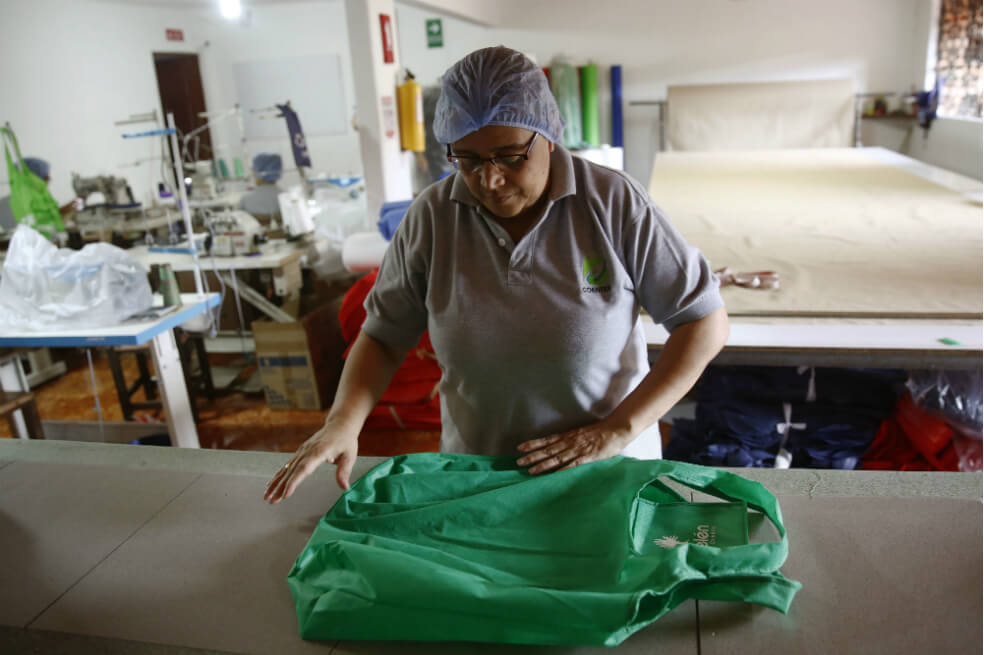 Emprendimiento «verde» de bolsas en Medellín busca reducir uso de plásticos
