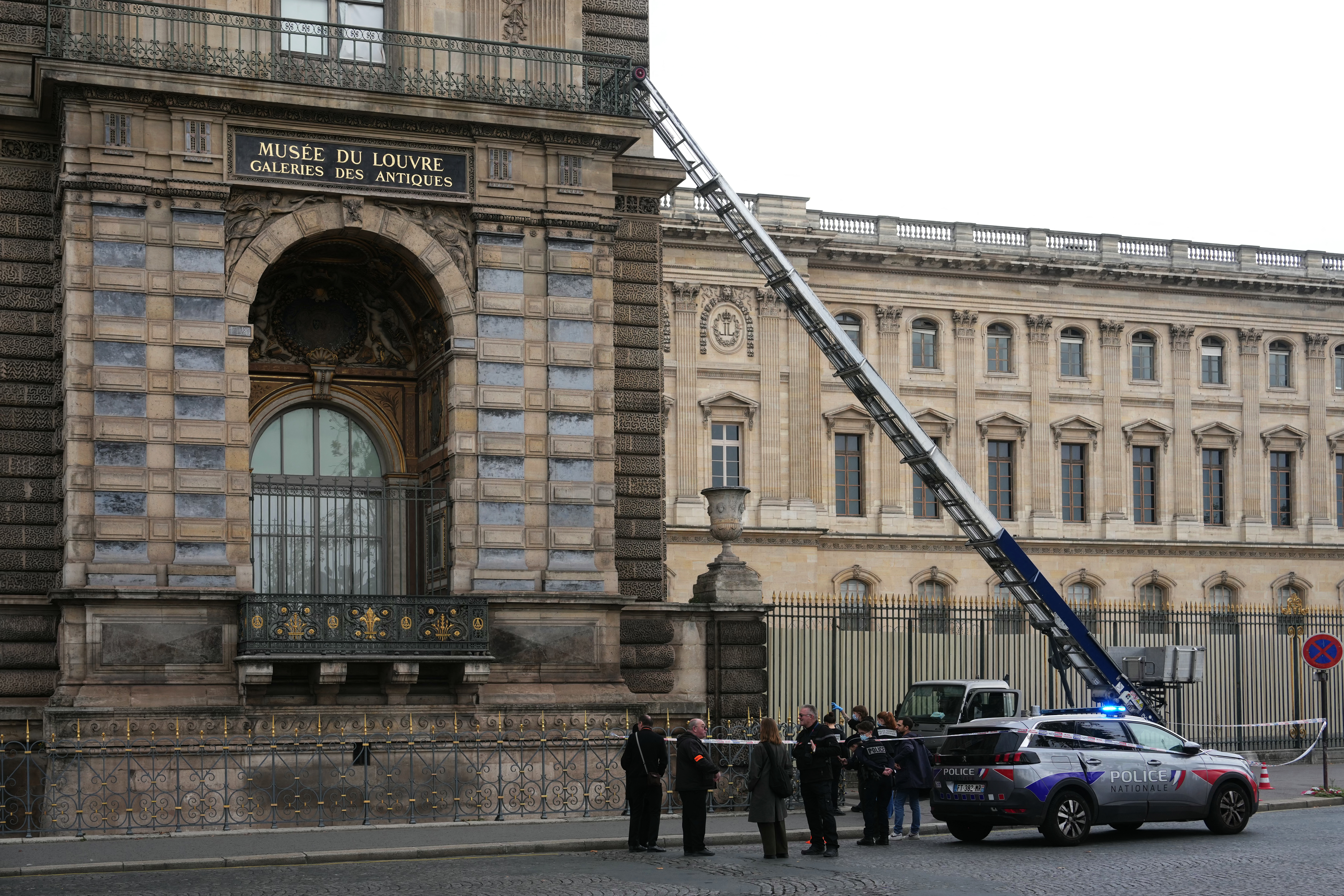 Revelan más detalles sobre el atraco al Louvre y el robo de joyas napoleónicas