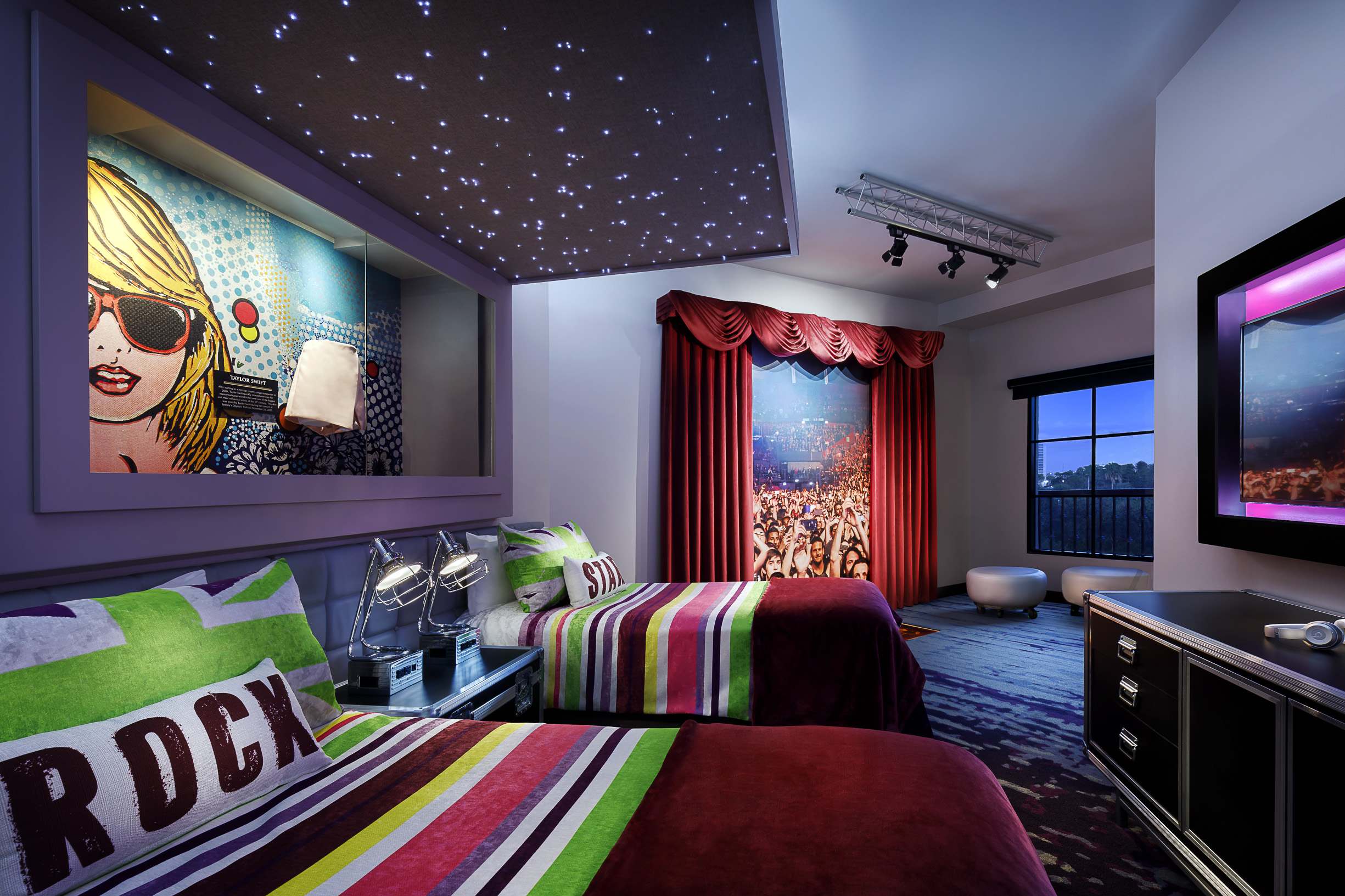 Las habitaciones y suites del Hard Rock Hotel combinan la comodidad y el estilo en generosos espacios, perfectas para que se sienta como toda una estrella.