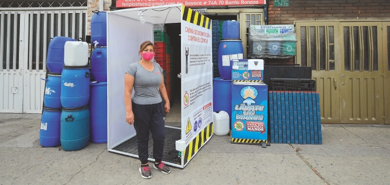 Con lavamanos y cabinas, empresa de seguridad resiste