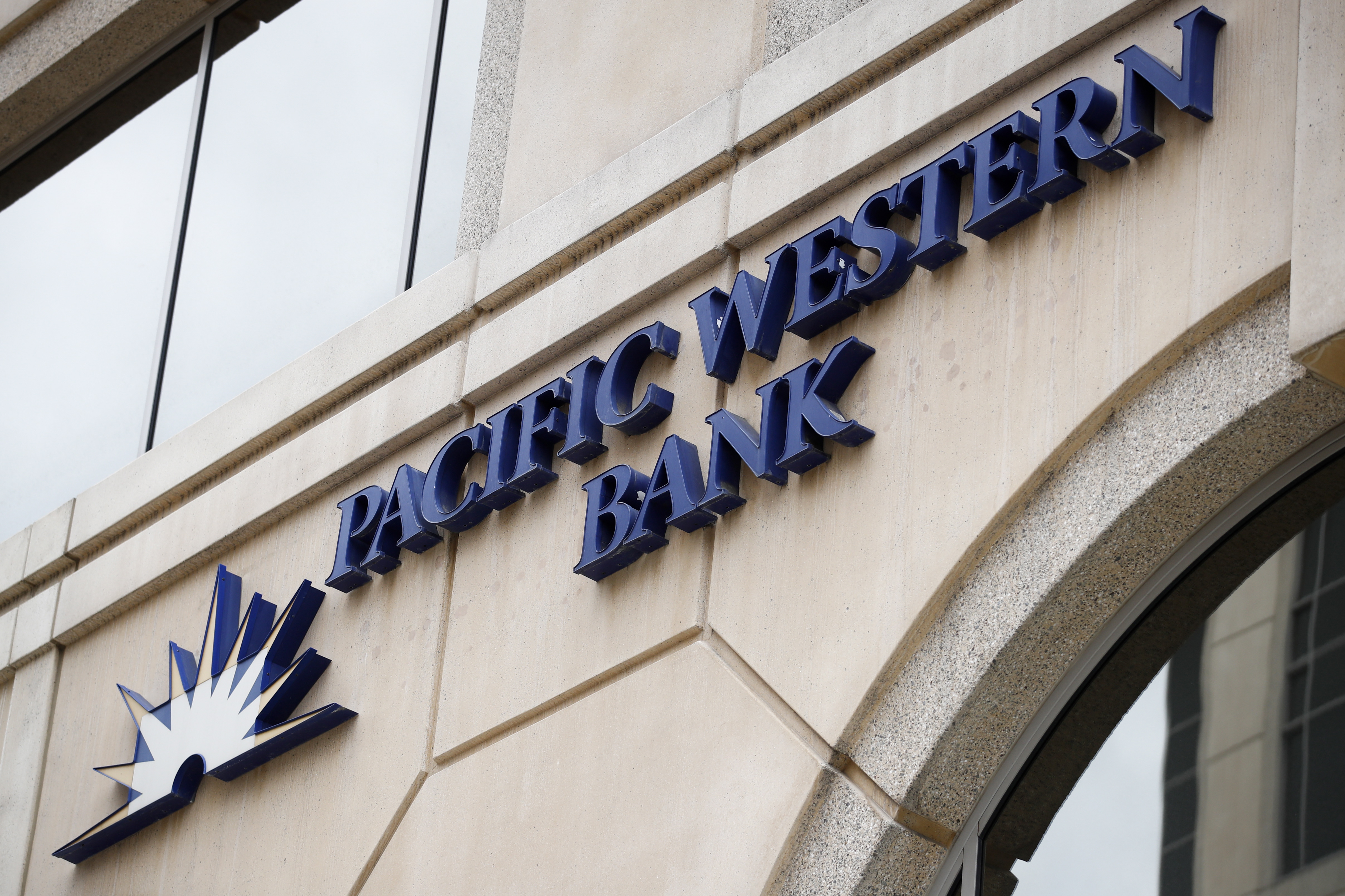 Glendale (United States), 05/05/2023.- A Pacific Western Bank branch is seen in Glendale, California, USA, 05 May 2023. Fears about the health of US financial instituions deepended this past week after reports that PacWest Bancorp is considering strategic options. (Estados Unidos) EFE/EPA/CAROLINE BREHMAN