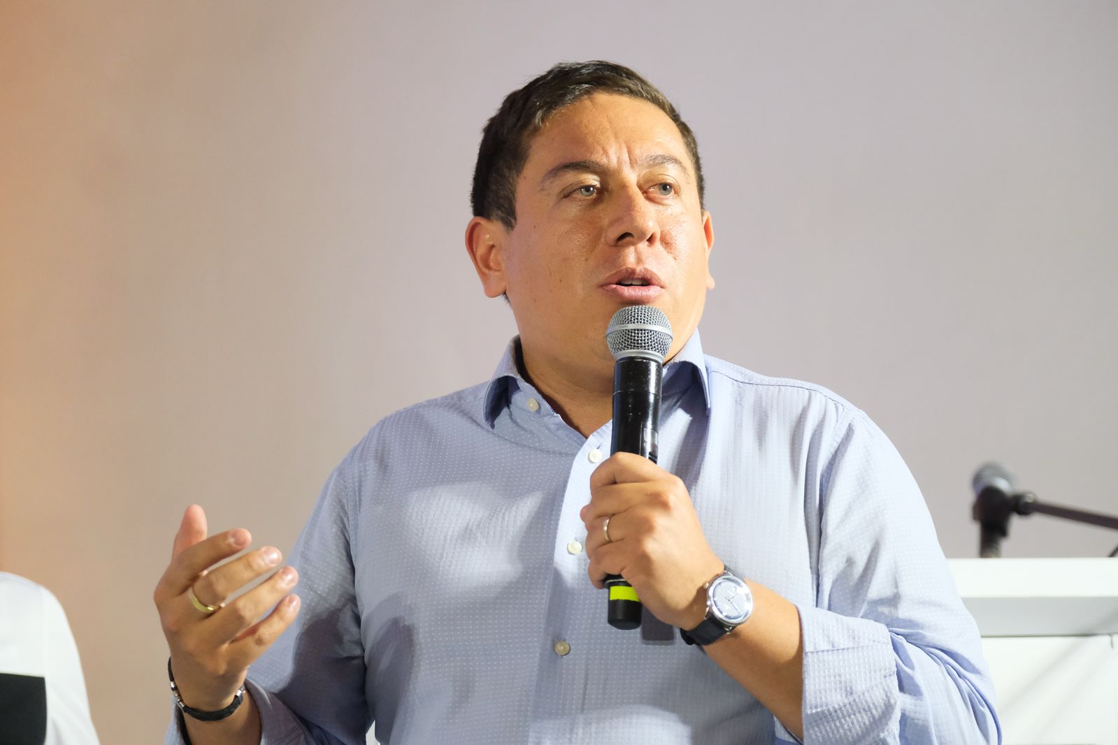 Abren investigación contra gobernador Carlos Amaya por presunta participación en política