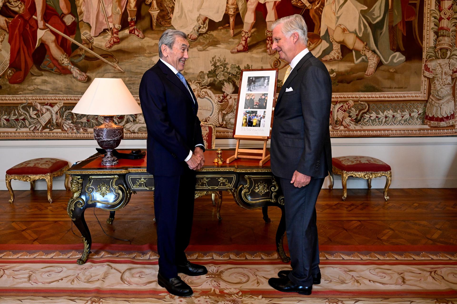Brussels (Belgium), 12/06/2025.- King Philippe of Belgium (R) presents a gift to Baron Eddy Merckx during an audience at the Castle of Laeken on the occasion of the latter's 80th birthday, in Brussels, Belgium, 12 June 2025. (Bélgica, Bruselas) EFE/EPA/DIRK WAEM / POOL
