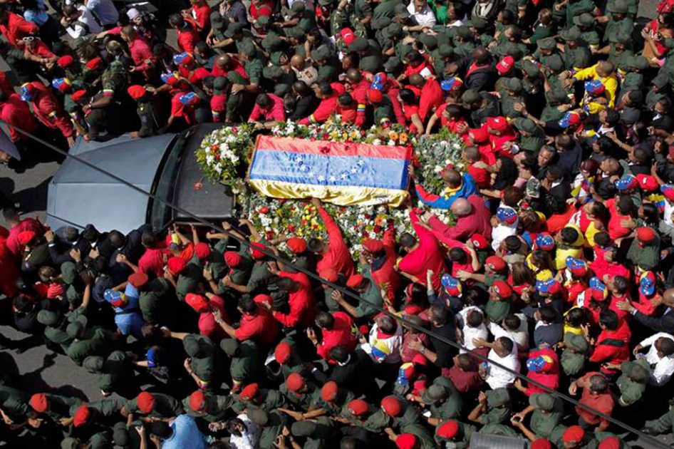 Cortejo fúnebre de Chávez inicia recorrido en Caracas
