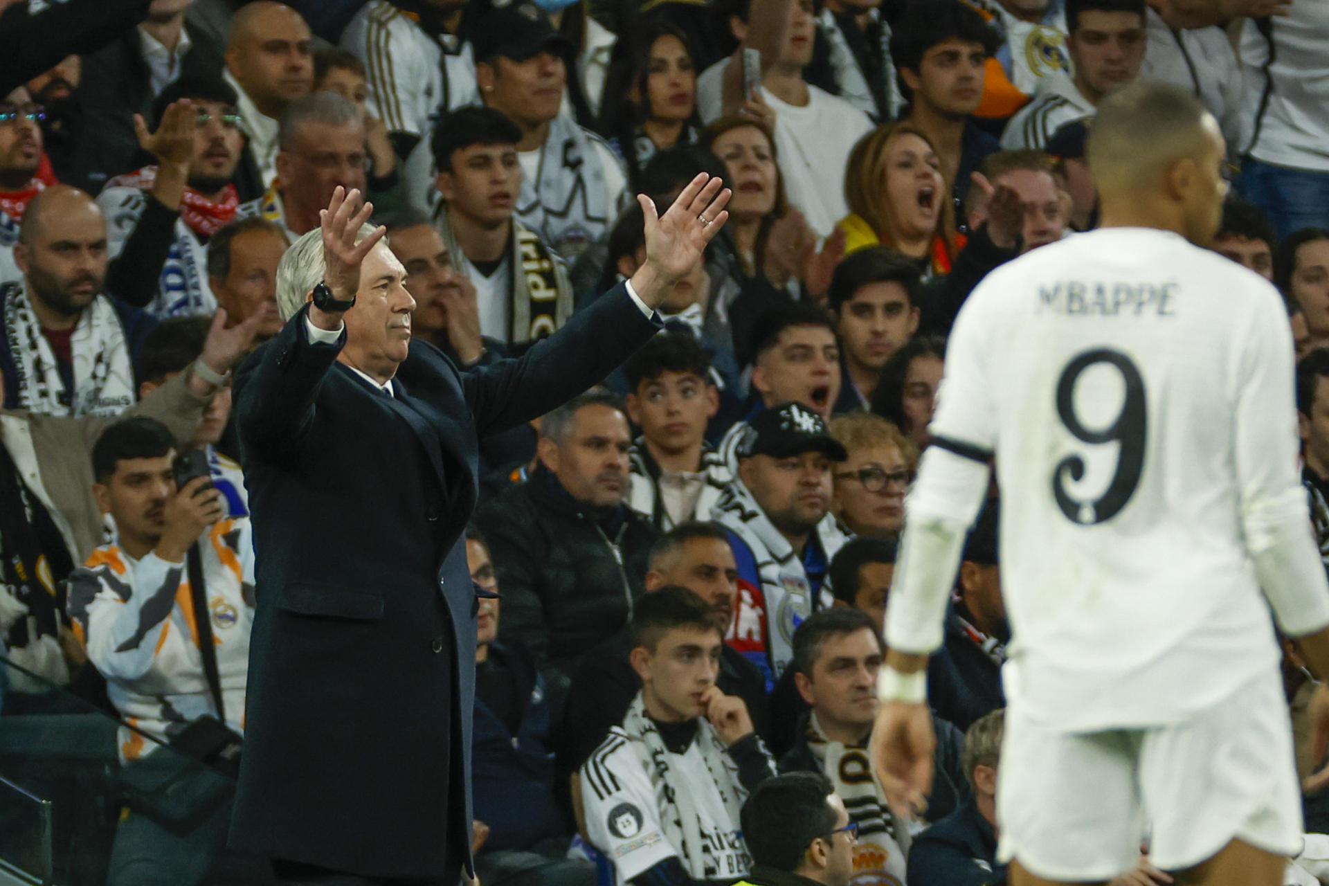 MADRID, 16/04/2025.- El técnico italiano del Real Madrid, Carlo Ancelotti, durante el encuentro de vuelta de cuartos de final de la Liga de Campeones que Real Madrid y Arsenal juegan hoy miércoles en el estadio Santiago Bernabéu. EFE/Mariscal.