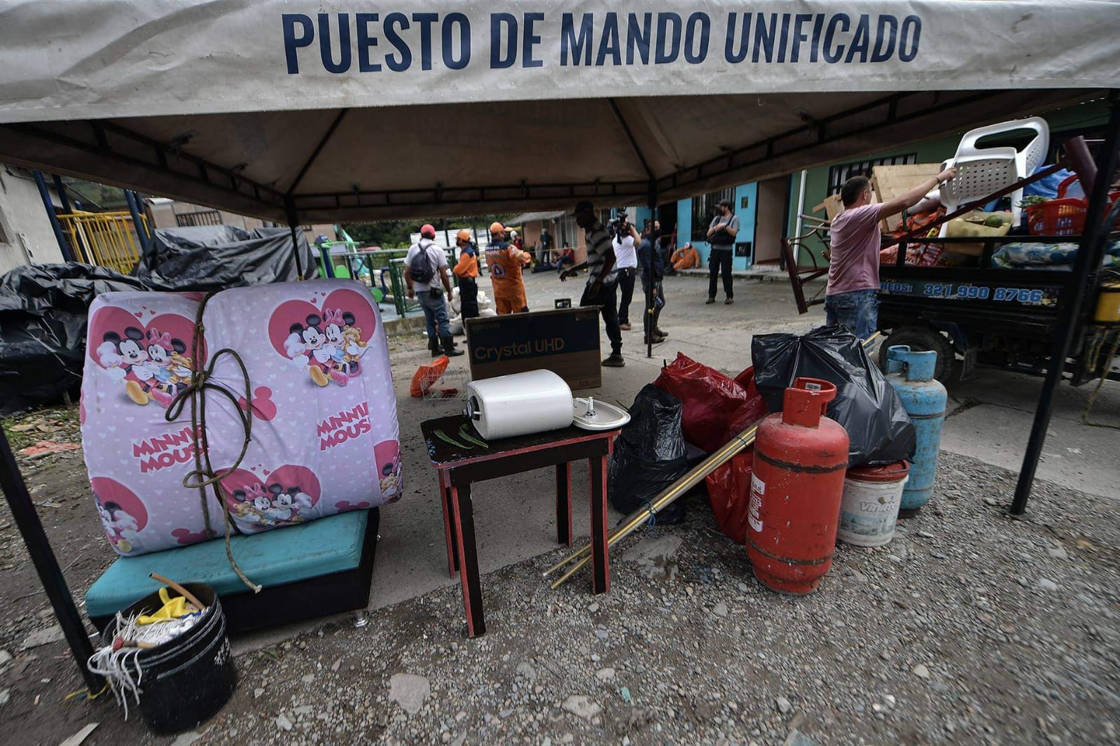 Enseres que fueron sacados de una vivienda, bajo una carpa de la Policía