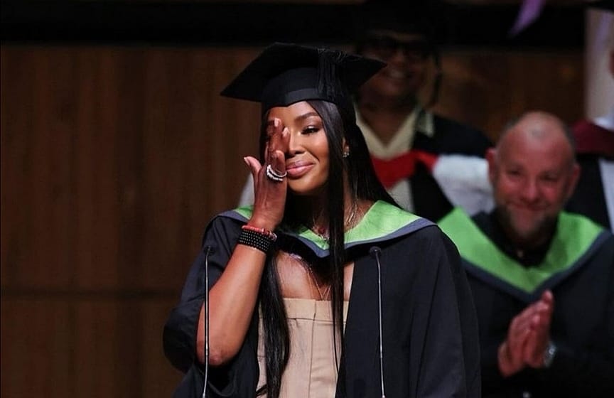 Naomi Campbell rompe en llanto al graduarse de la universidad a los 52 años.