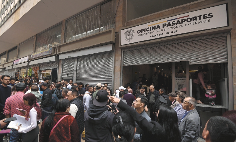Caos y filas: Cancillería tiene lista ruta para evitar escasez de pasaportes
