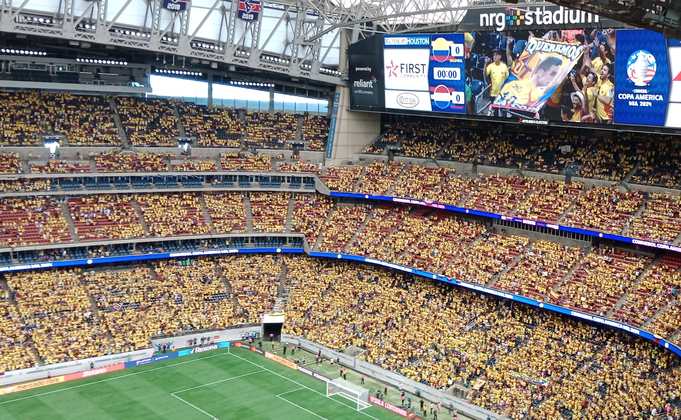 AMDEP3436. HOUSTON (ESTADOS UNIDOS), 24/06/2024.- Hinchas de Colombia animan ante Paraguay en el partido de la Copa América 2024 este lunes, en el estadio NRG en Houston (EE.UU.). EFE/ Claudia Aguilar