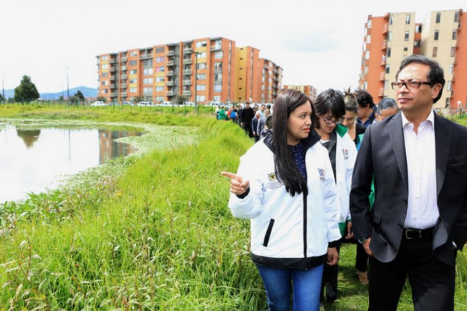 El alcalde de Bogotá, Gustavo Petro, durante su visita al humedal Capellanía. /Twitter @BogotaHumanaYA